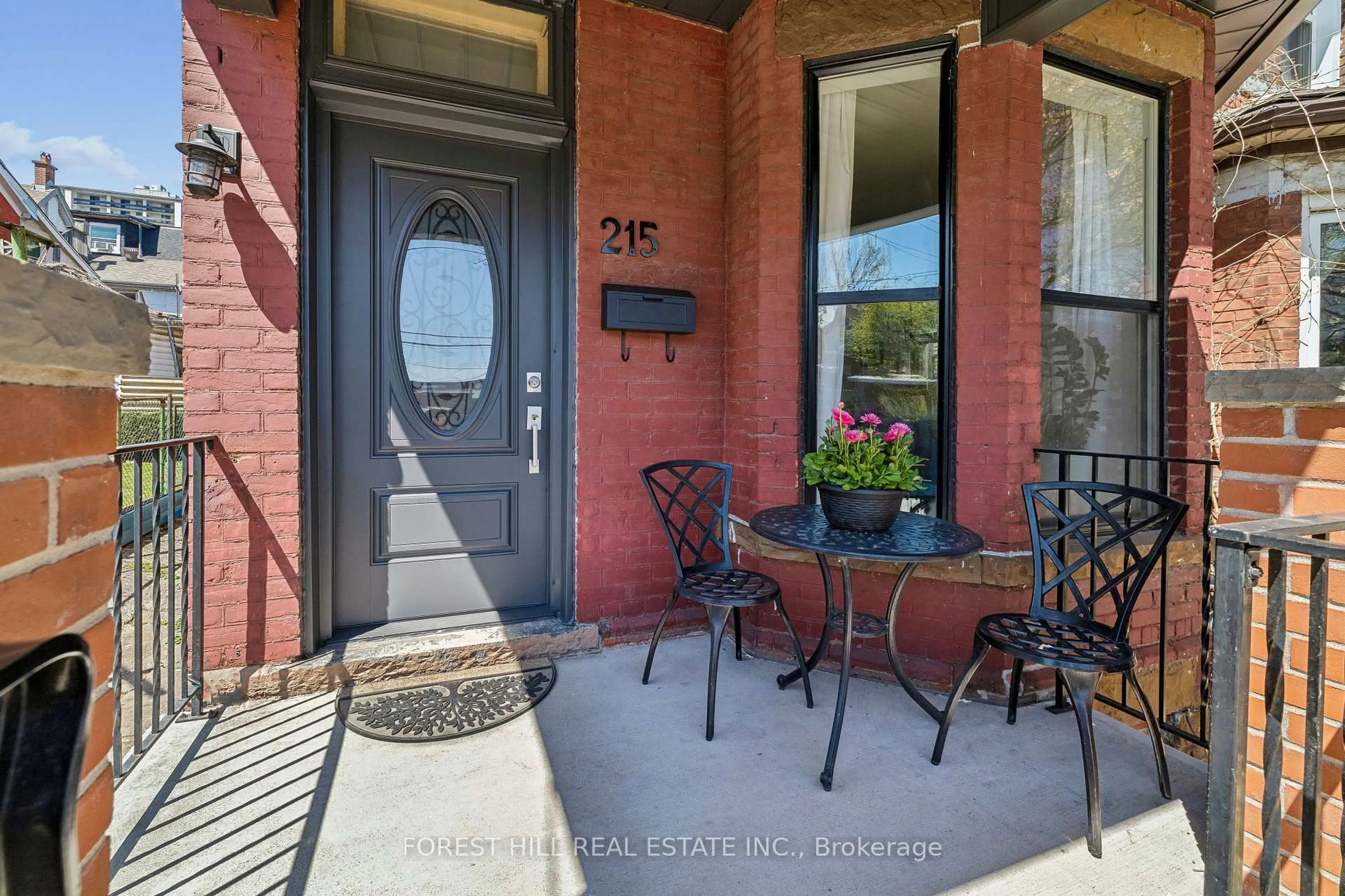 Indoor entryway for 215 Catharine St, Hamilton Ontario L8L 4S7