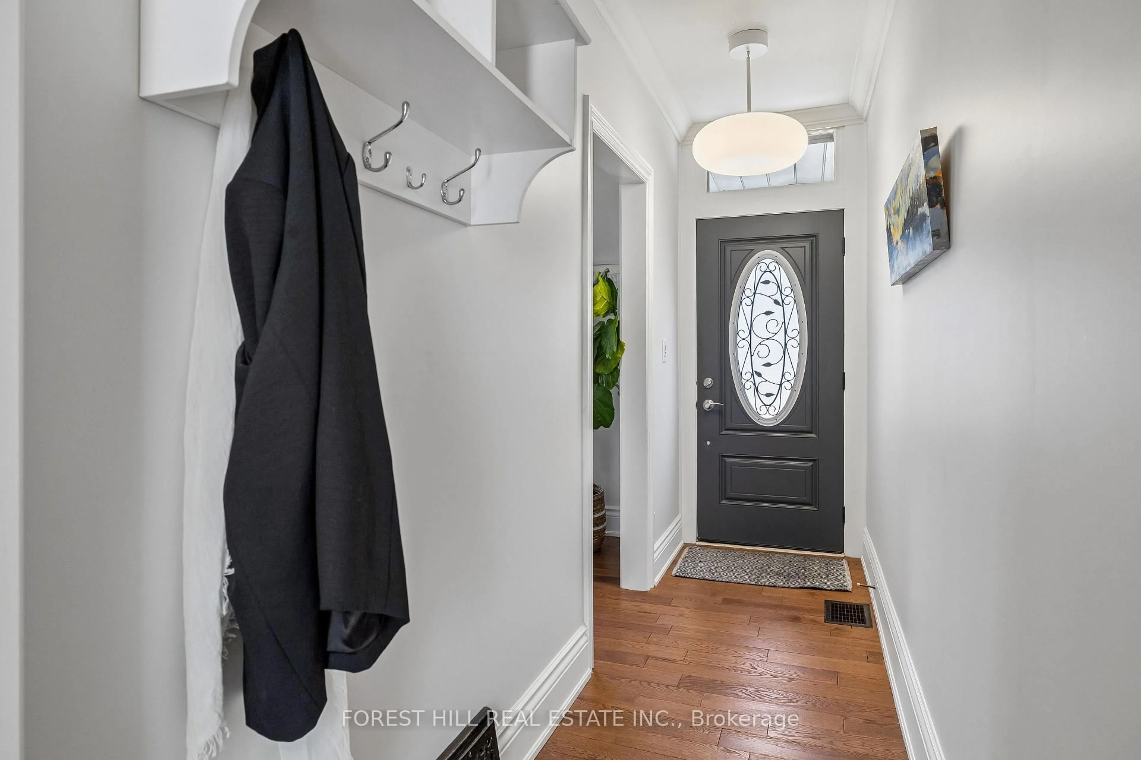 Indoor entryway for 215 Catharine St, Hamilton Ontario L8L 4S7