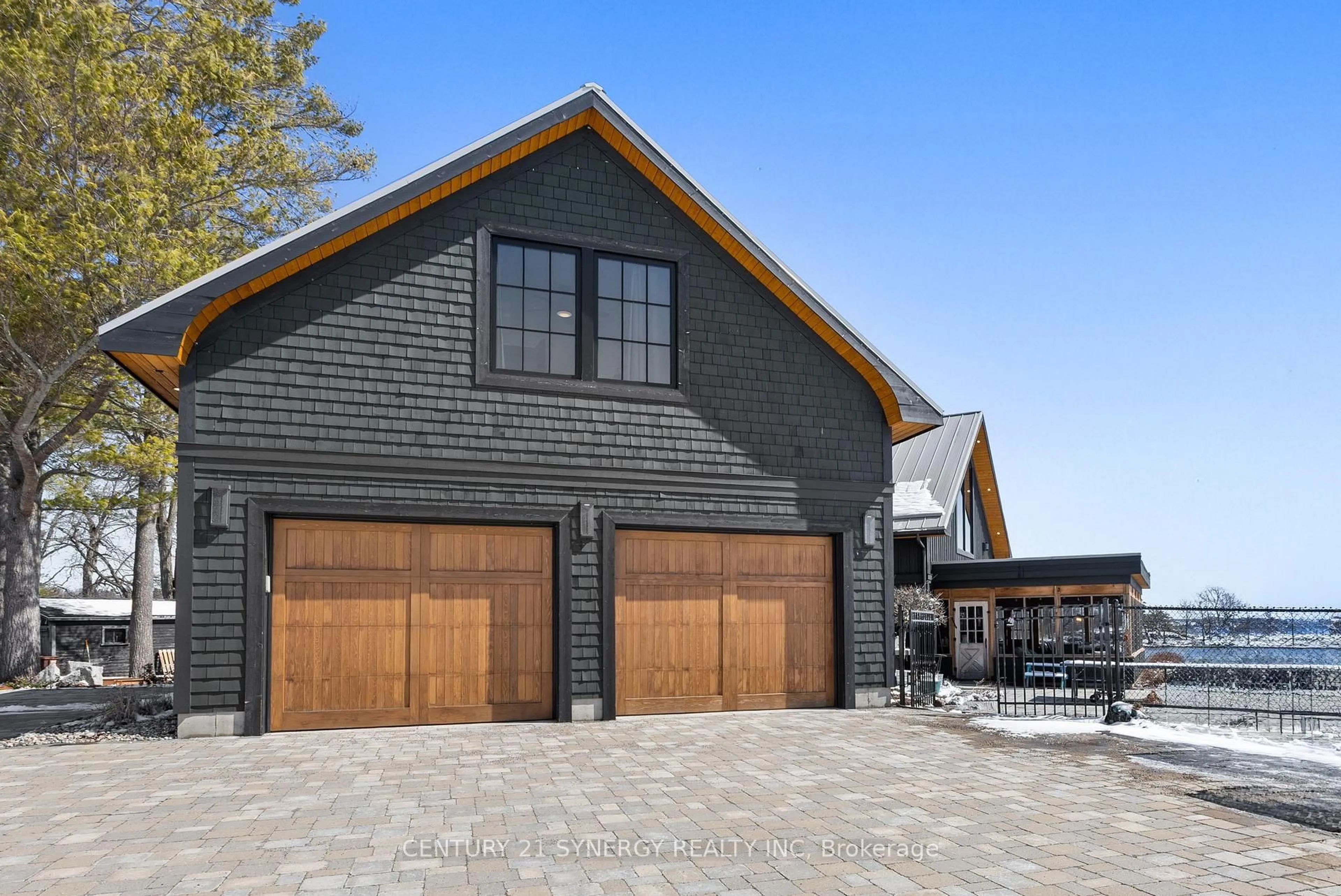 Indoor garage for 4/6 Sifton Rd, Front of Yonge Ontario K0E 1R0