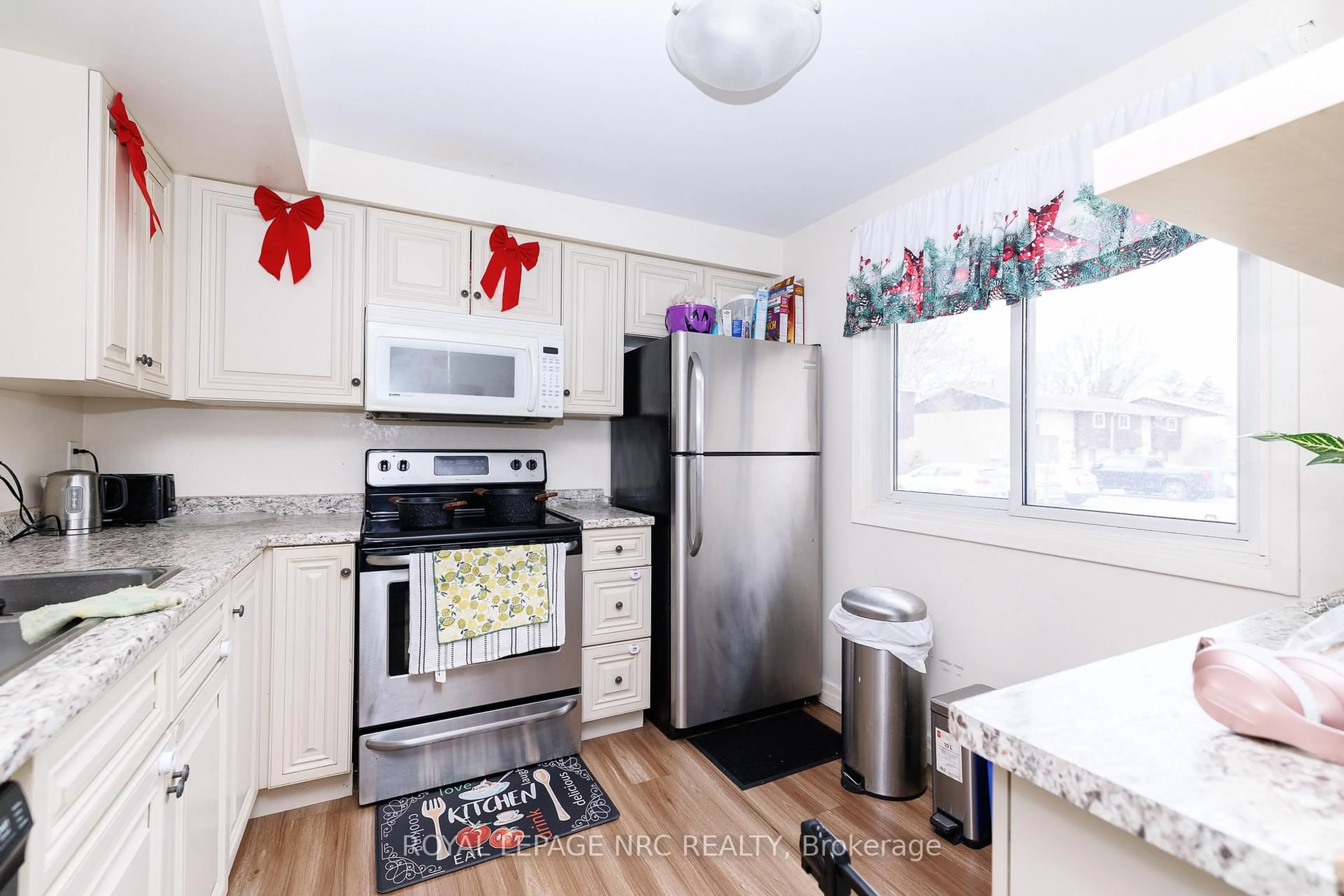 Standard kitchen, ceramic/tile floor for 50 Lakeshore Rd unit 44 Rd, St. Catharines Ontario L2N 6P8