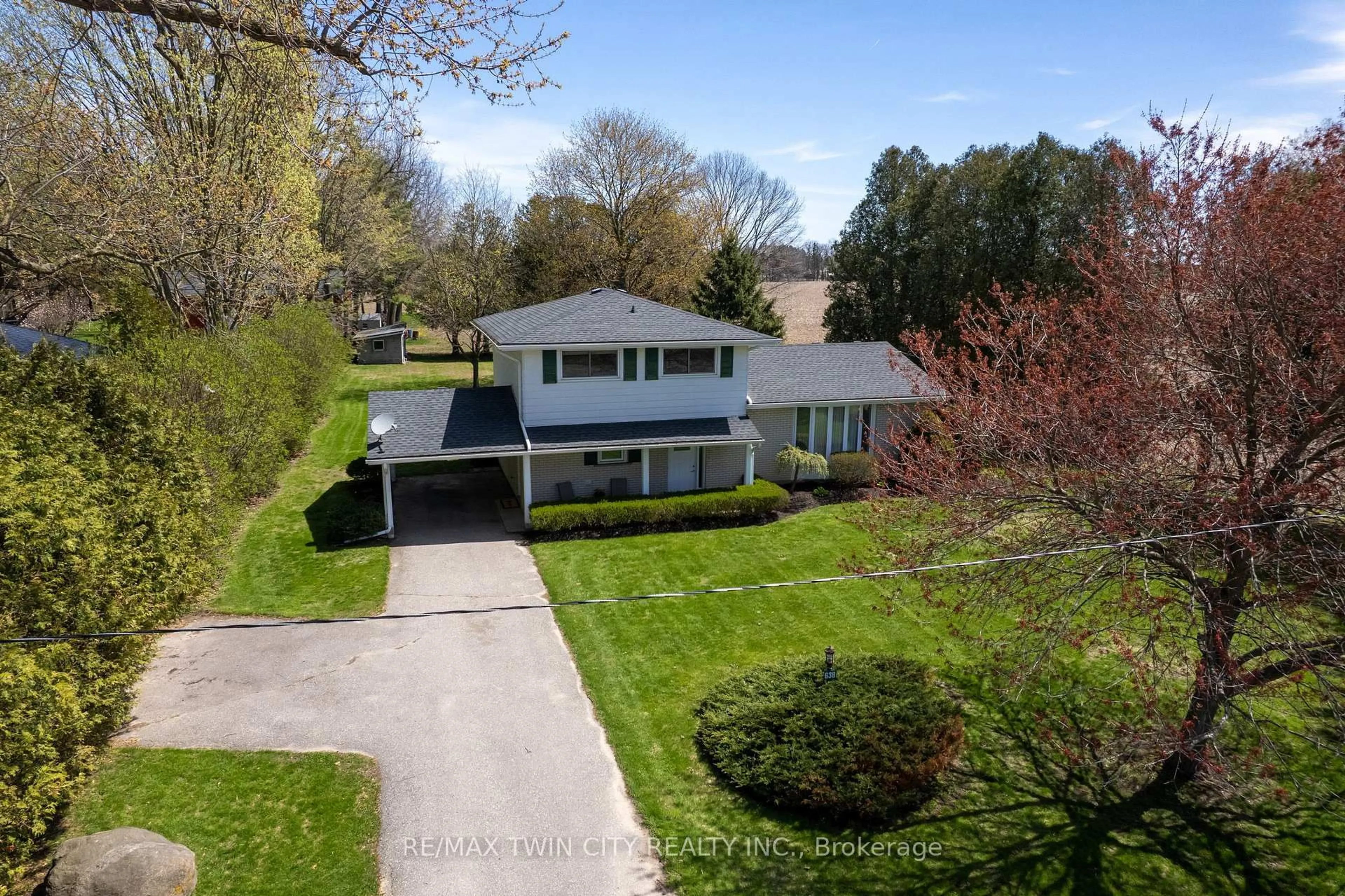 A pic from outside/outdoor area/front of a property/back of a property/a pic from drone, street for 638 OAK PARK Rd, Brant Ontario N3T 5L8