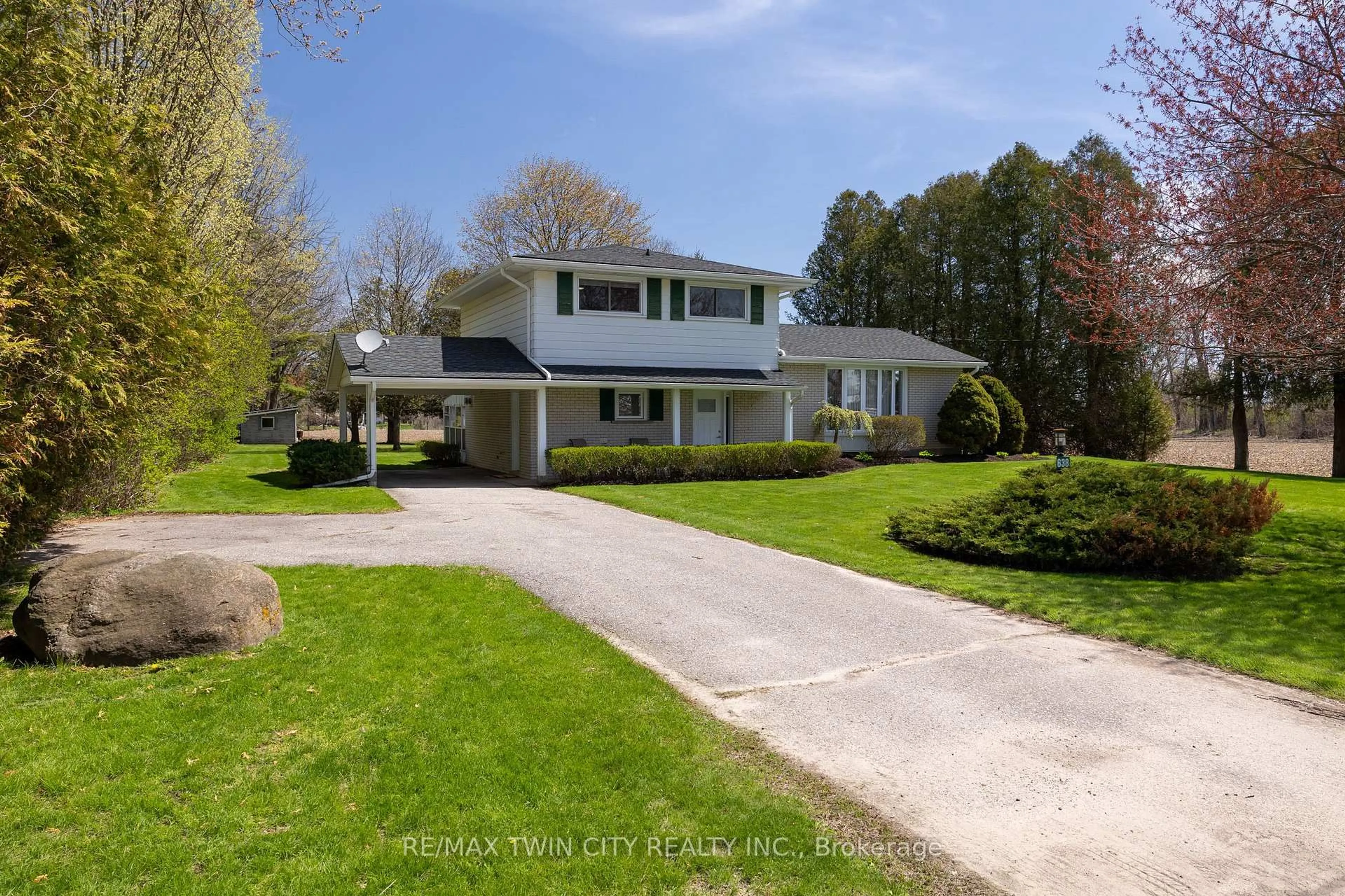 A pic from outside/outdoor area/front of a property/back of a property/a pic from drone, street for 638 OAK PARK Rd, Brant Ontario N3T 5L8