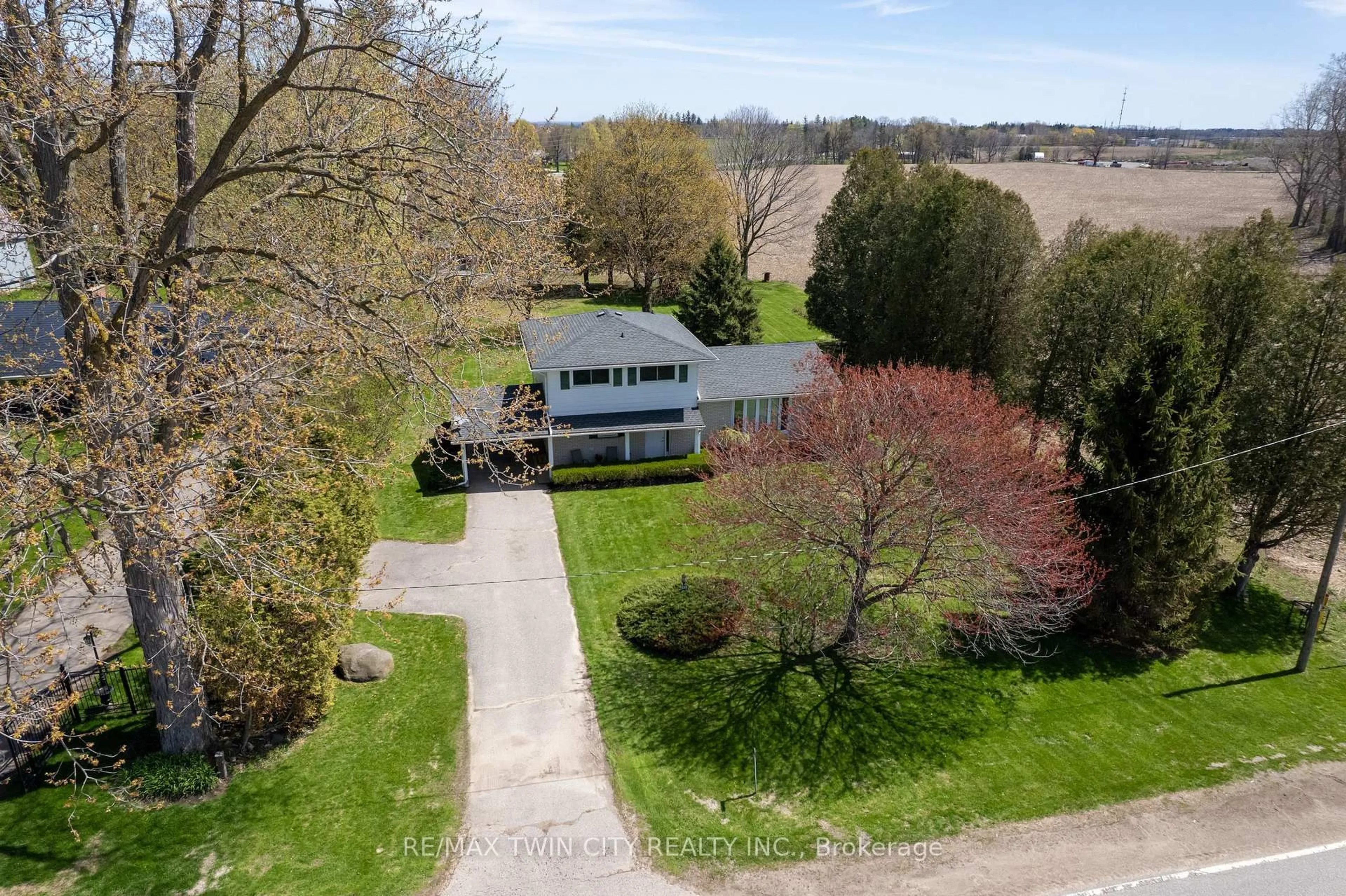 A pic from outside/outdoor area/front of a property/back of a property/a pic from drone, unknown for 638 OAK PARK Rd, Brant Ontario N3T 5L8