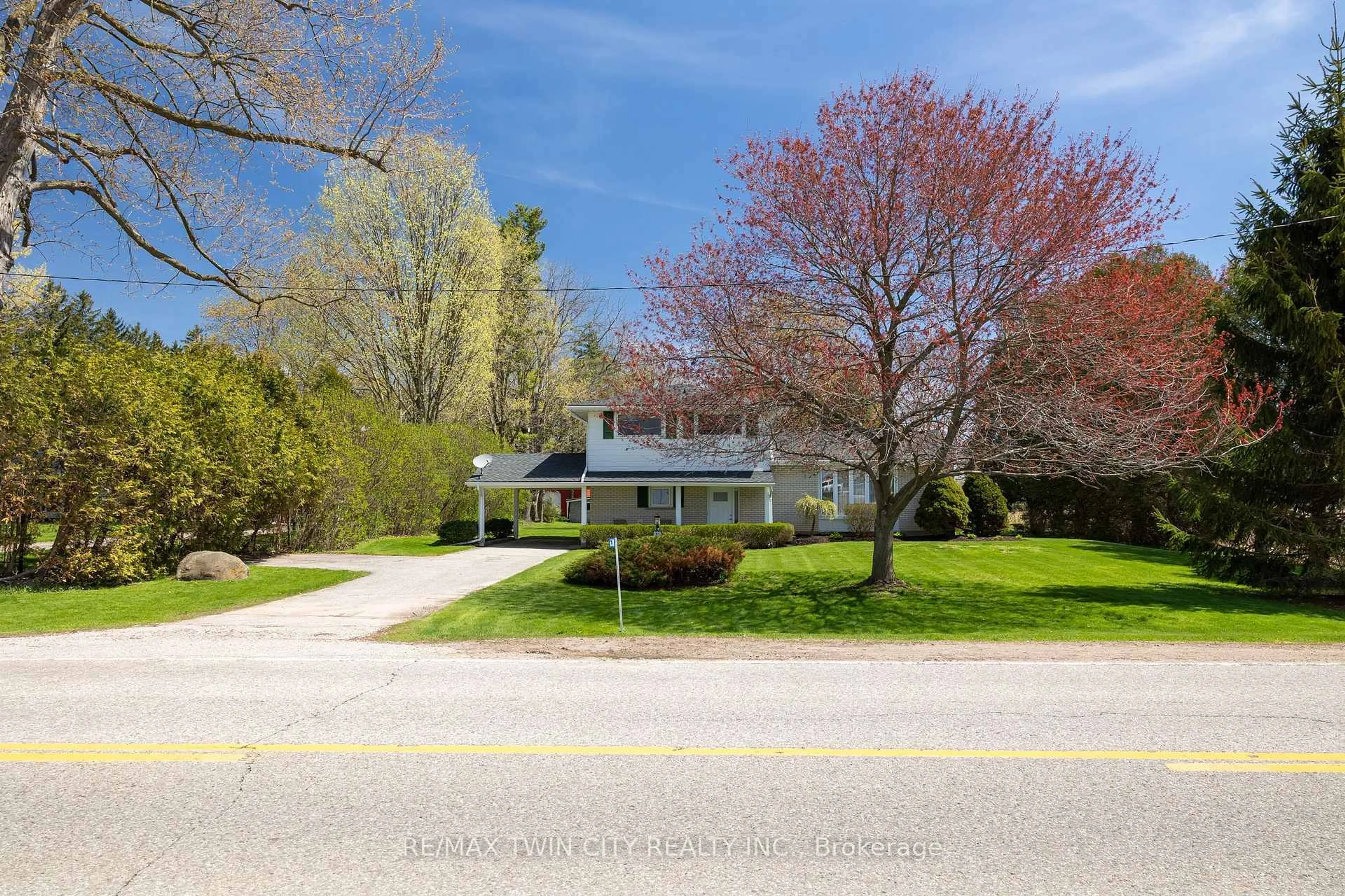A pic from outside/outdoor area/front of a property/back of a property/a pic from drone, street for 638 OAK PARK Rd, Brant Ontario N3T 5L8