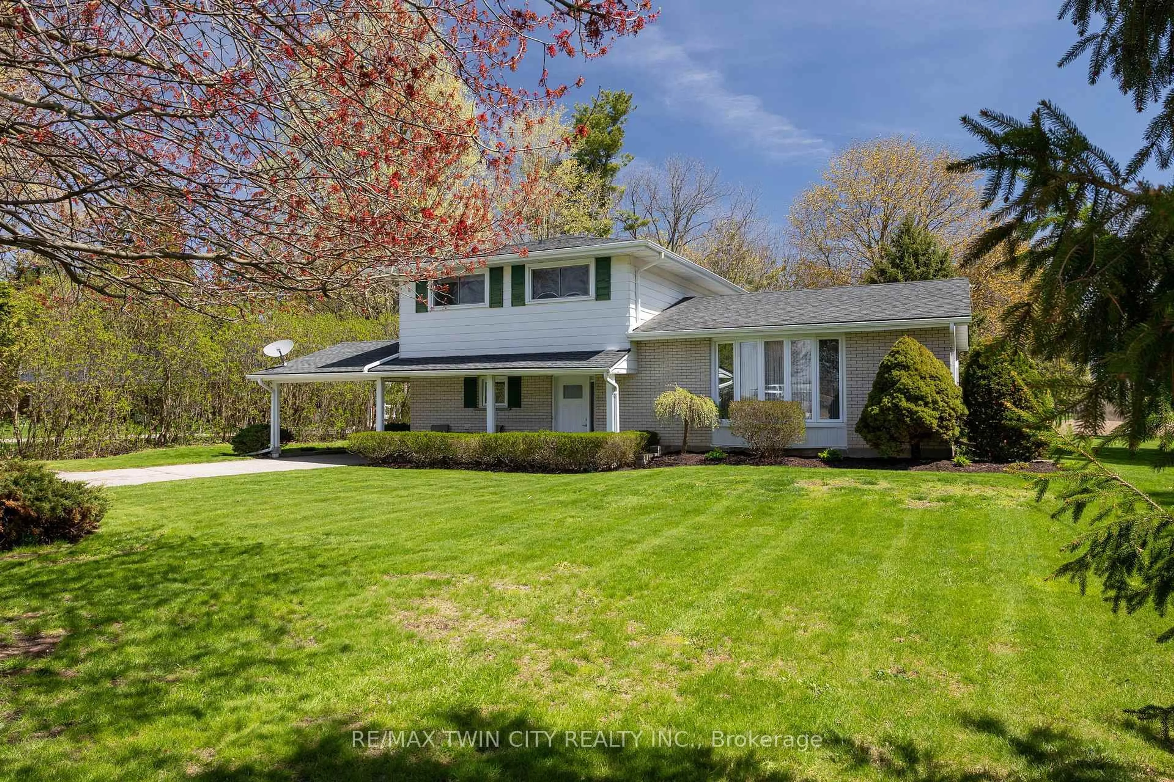 A pic from outside/outdoor area/front of a property/back of a property/a pic from drone, street for 638 OAK PARK Rd, Brant Ontario N3T 5L8