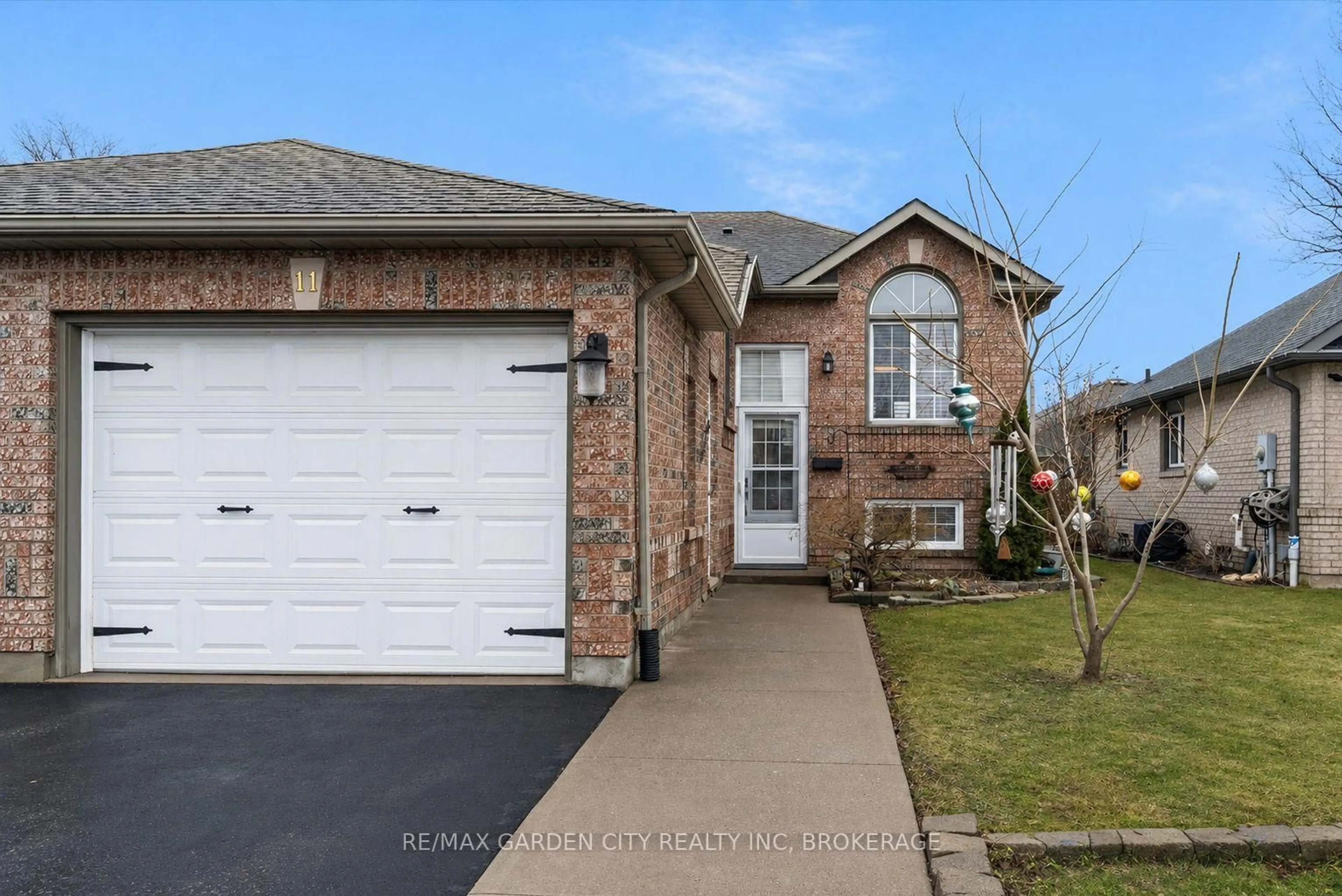 Home with brick exterior material, street for 11 Jefferson Crt, Welland Ontario L3C 7G5