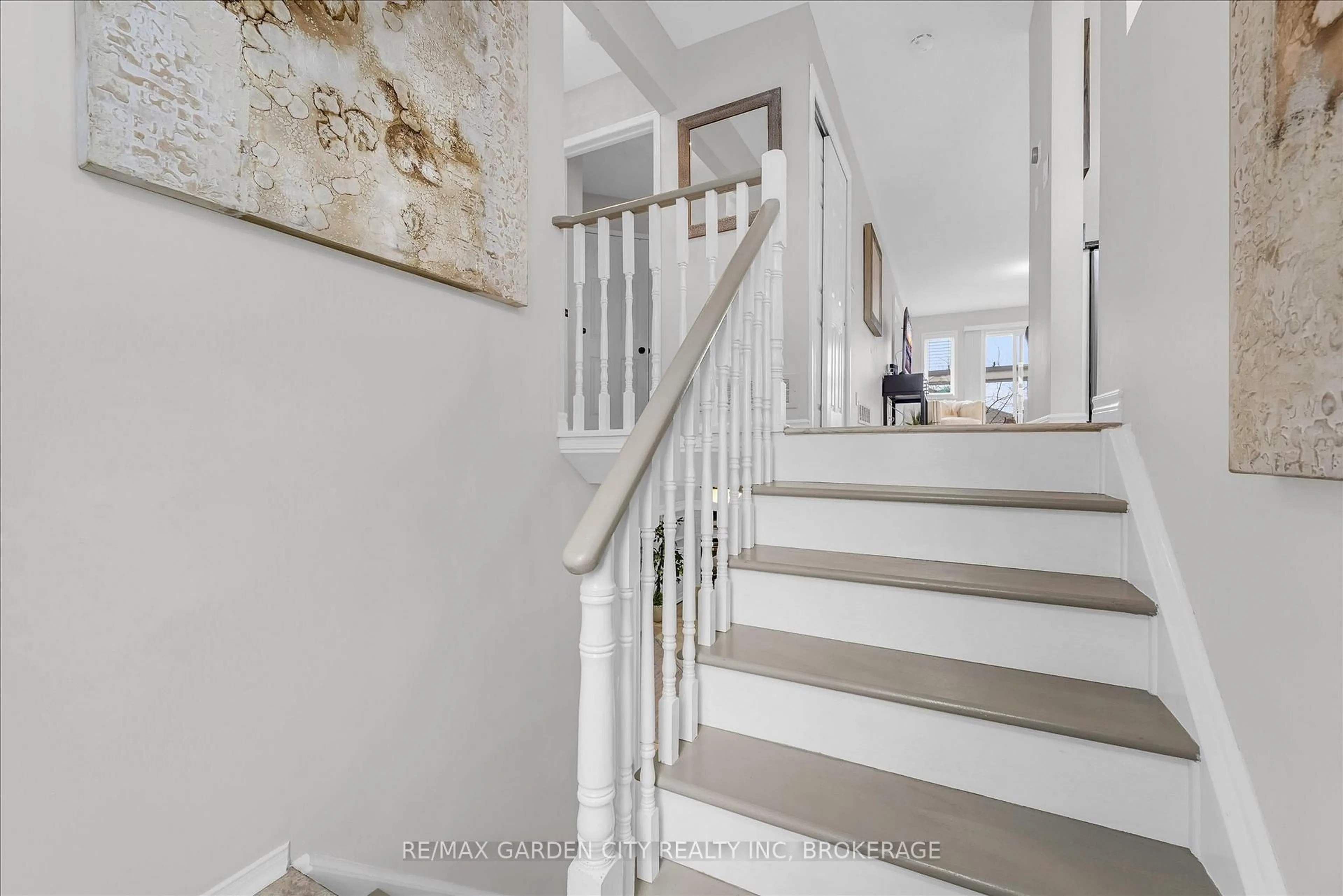 Stairs for 11 Jefferson Crt, Welland Ontario L3C 7G5