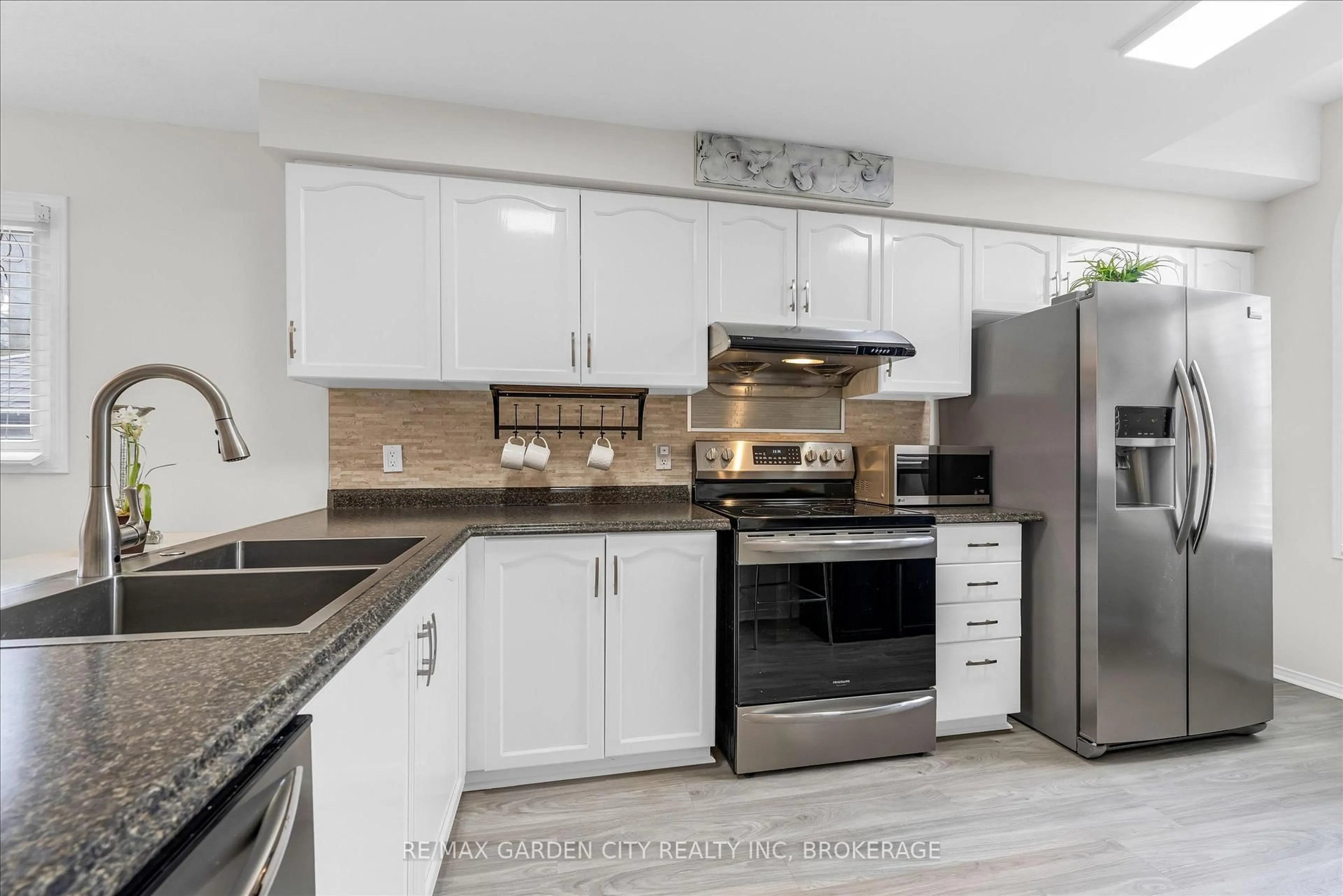 Open concept kitchen, unknown for 11 Jefferson Crt, Welland Ontario L3C 7G5