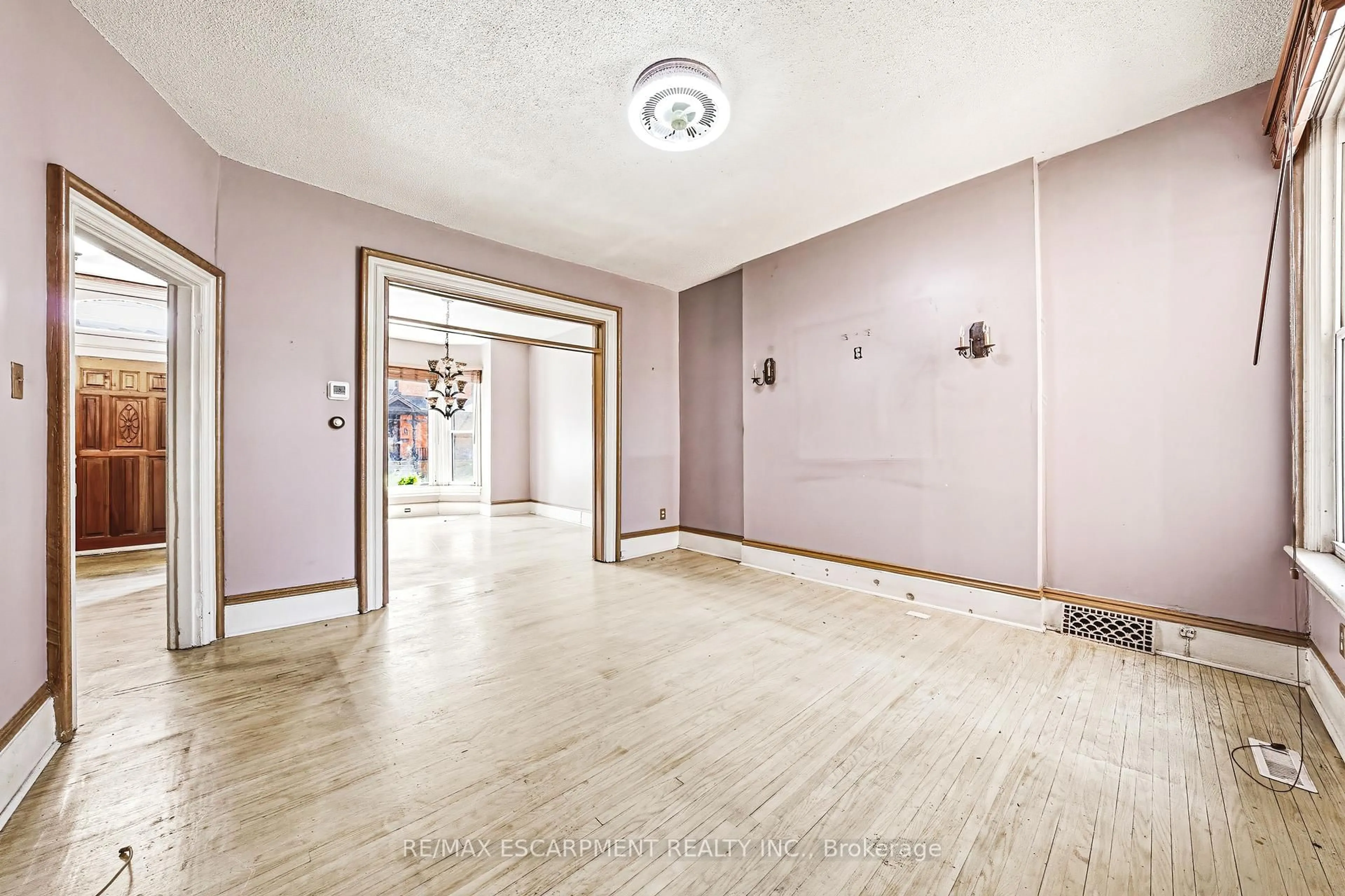 Indoor foyer for 116 Catharine St, Hamilton Ontario L8N 2J4