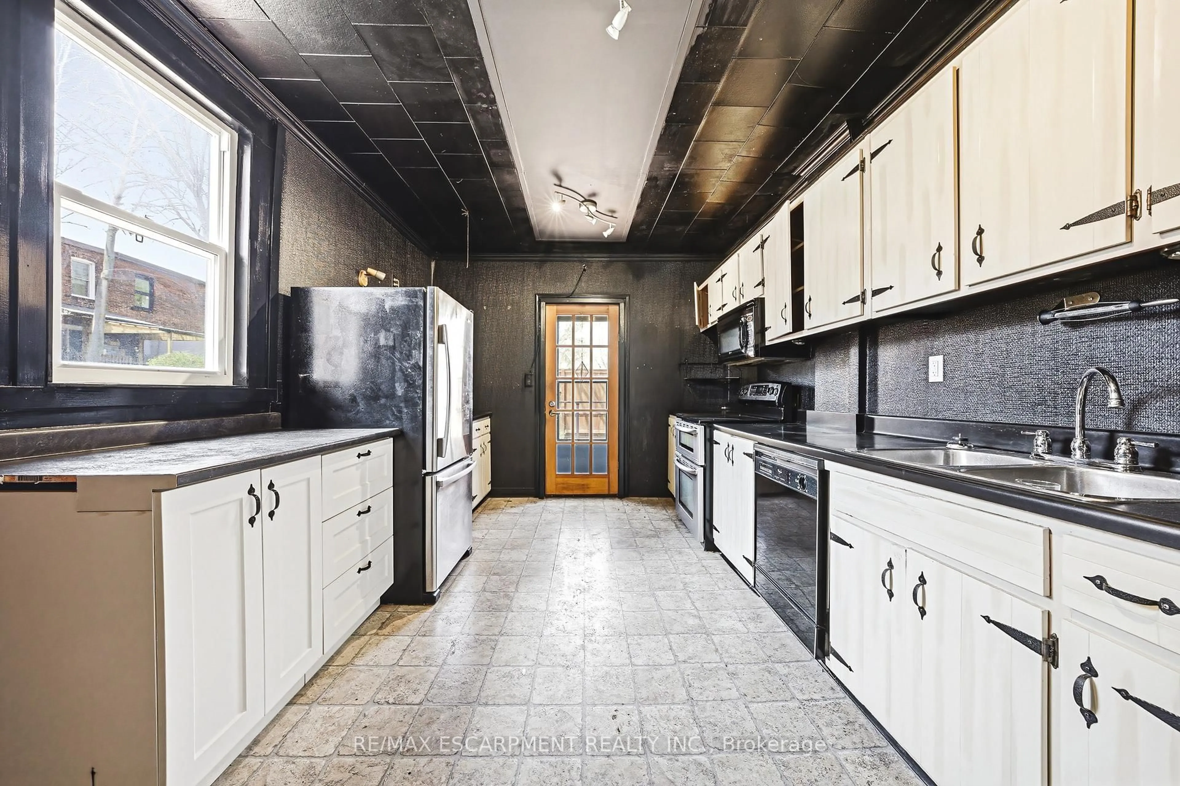 Standard kitchen, ceramic/tile floor for 116 Catharine St, Hamilton Ontario L8N 2J4