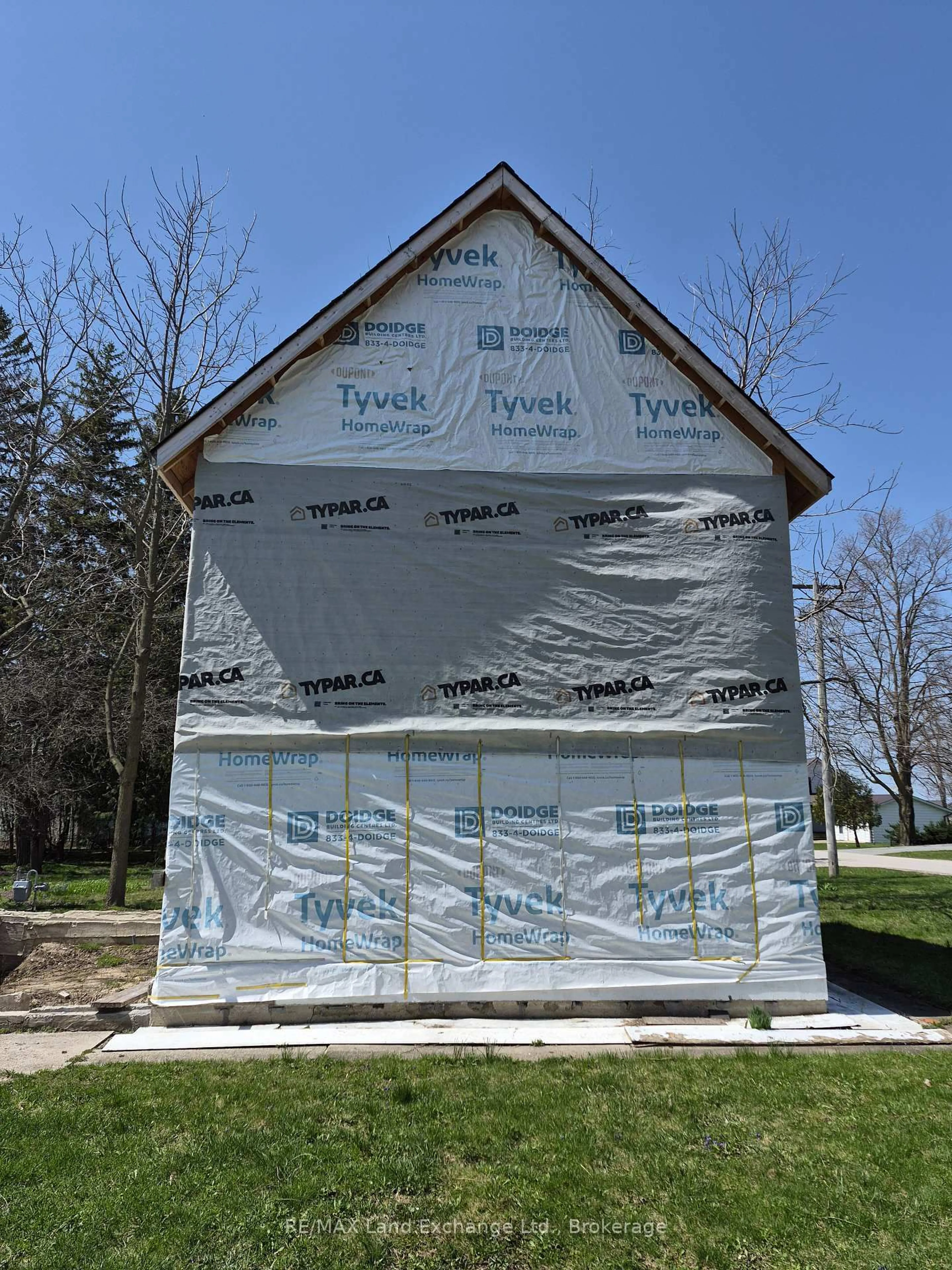 Home with vinyl exterior material, building for 6 Malcolm St, Huron-Kinloss Ontario N0G 2R0