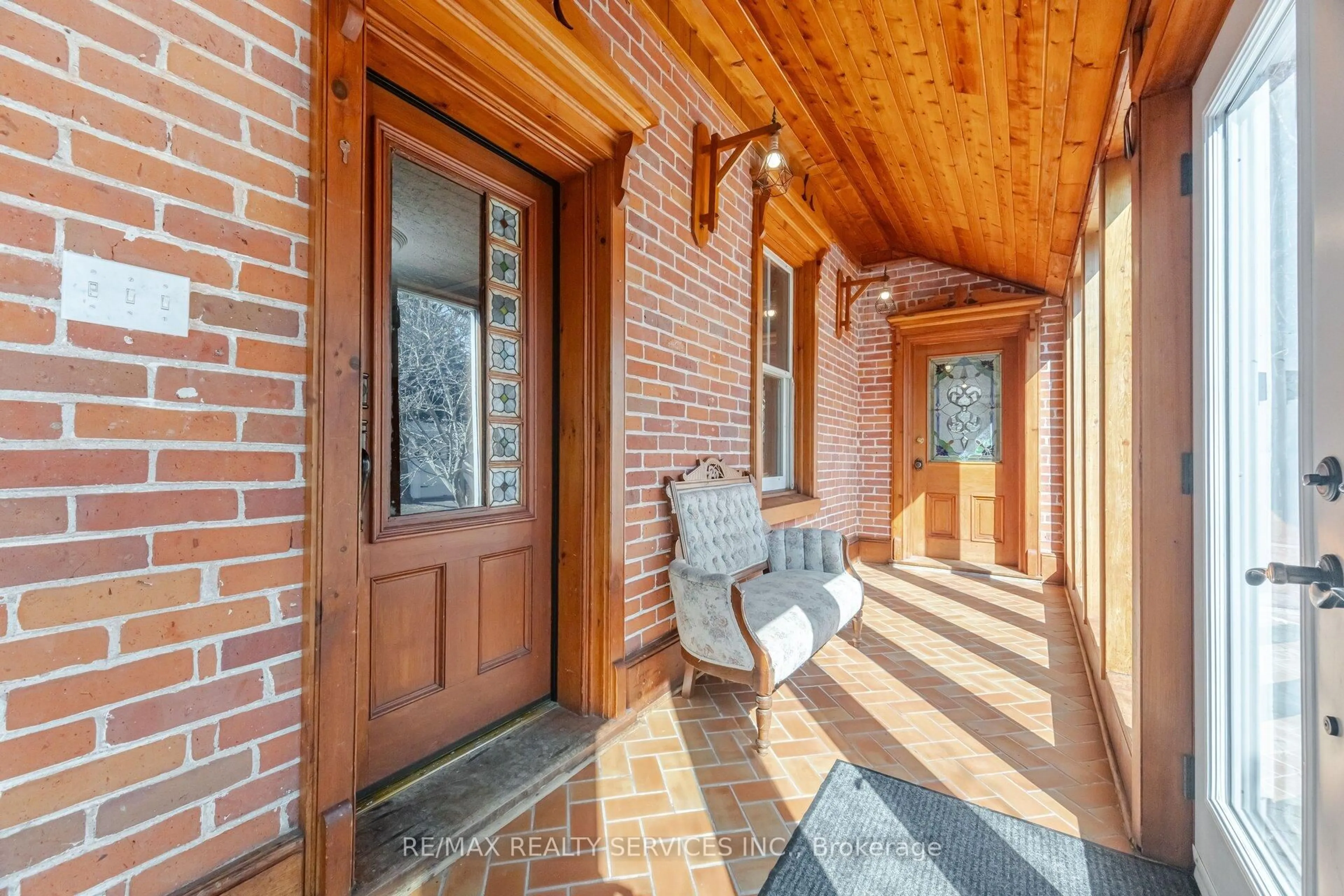 Indoor entryway for 507506 Highway 89, Mono Ontario L9V 1J4