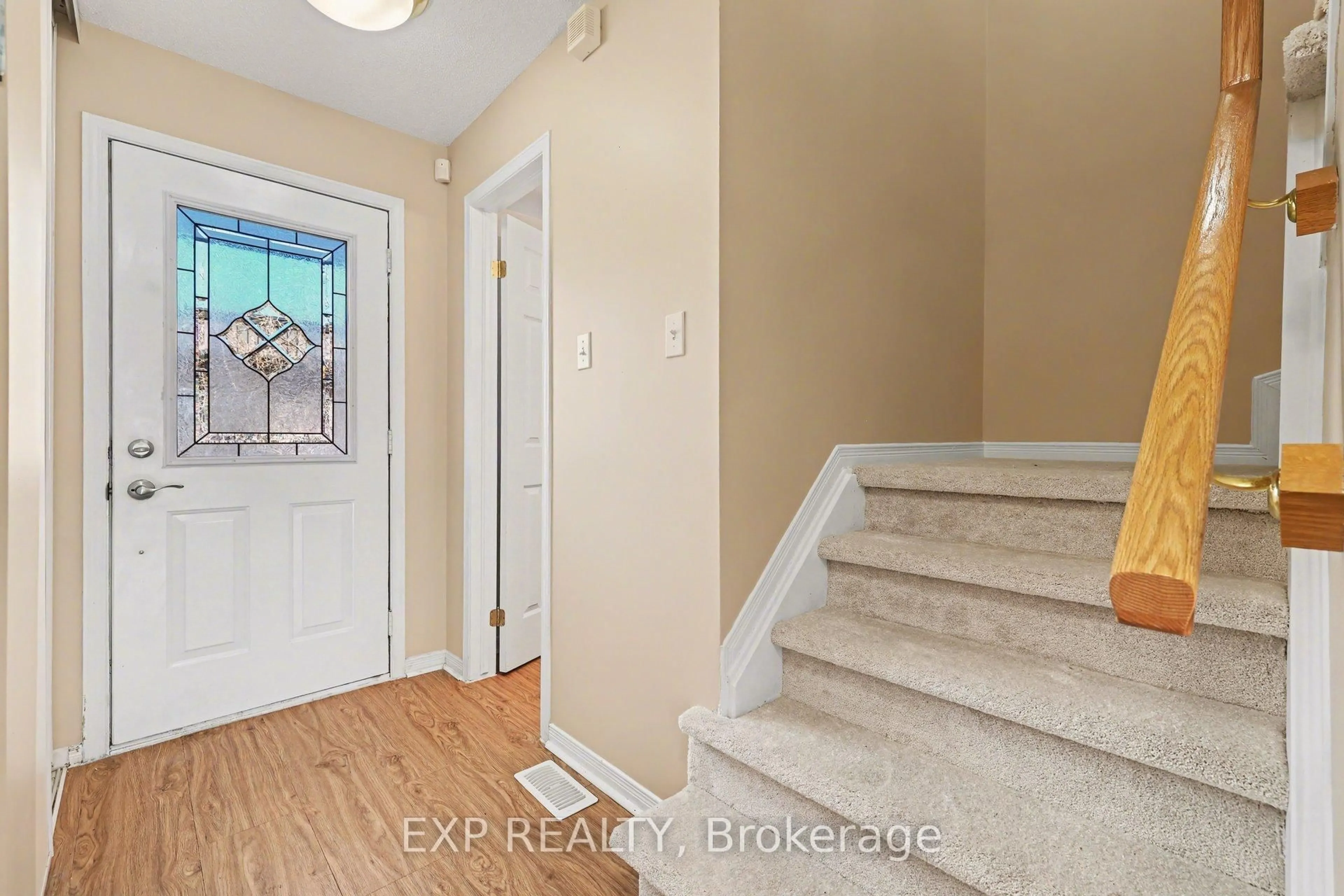 Indoor entryway for 8 Barnaby Private, Ottawa Ontario K1K 4S4