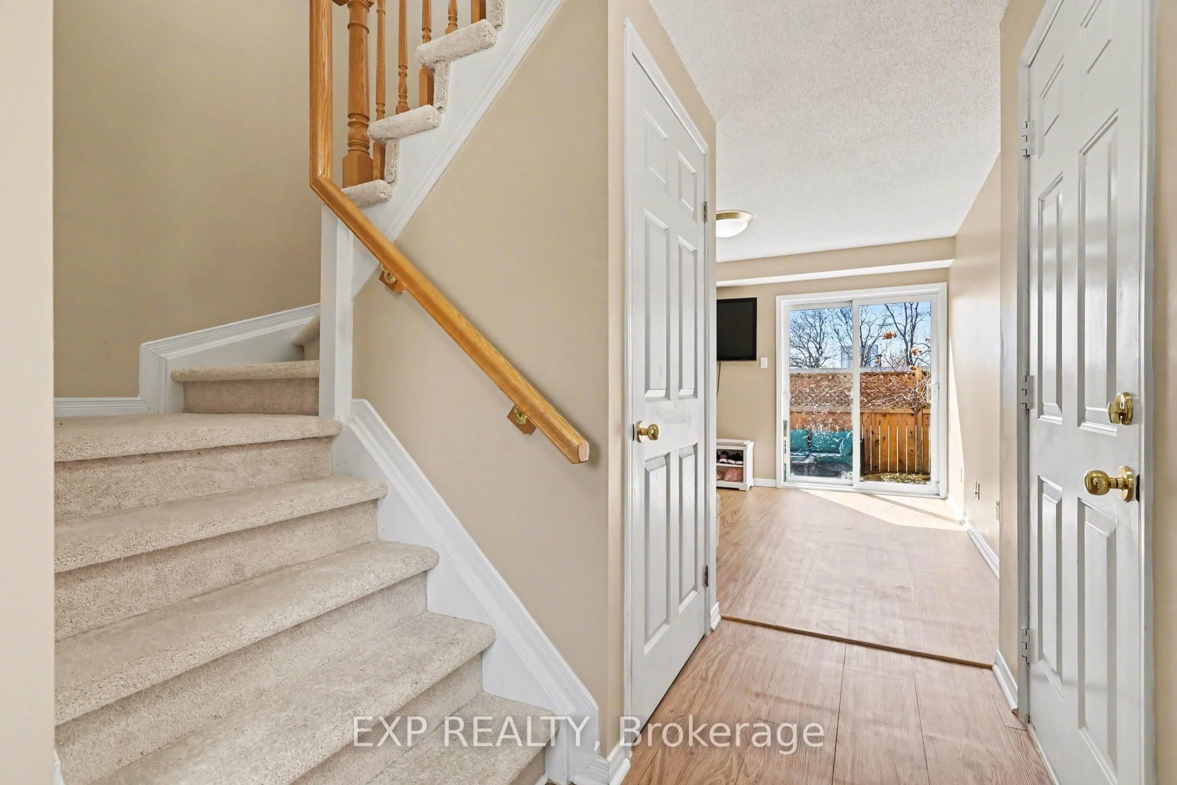Indoor entryway for 8 Barnaby Private, Ottawa Ontario K1K 4S4