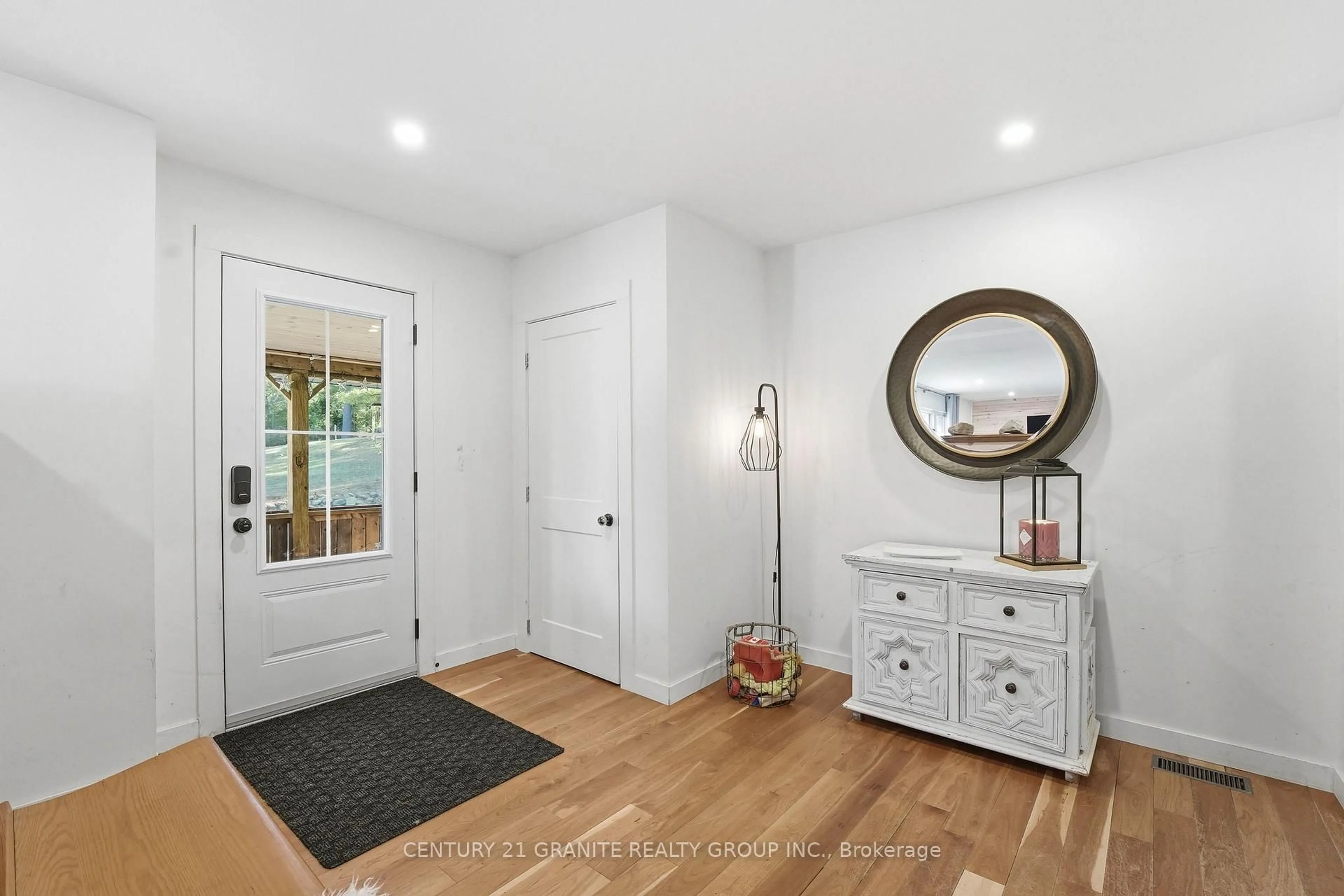 Indoor entryway for 900 B New Carlow Rd, Maple Leaf Ontario K0L 2R0