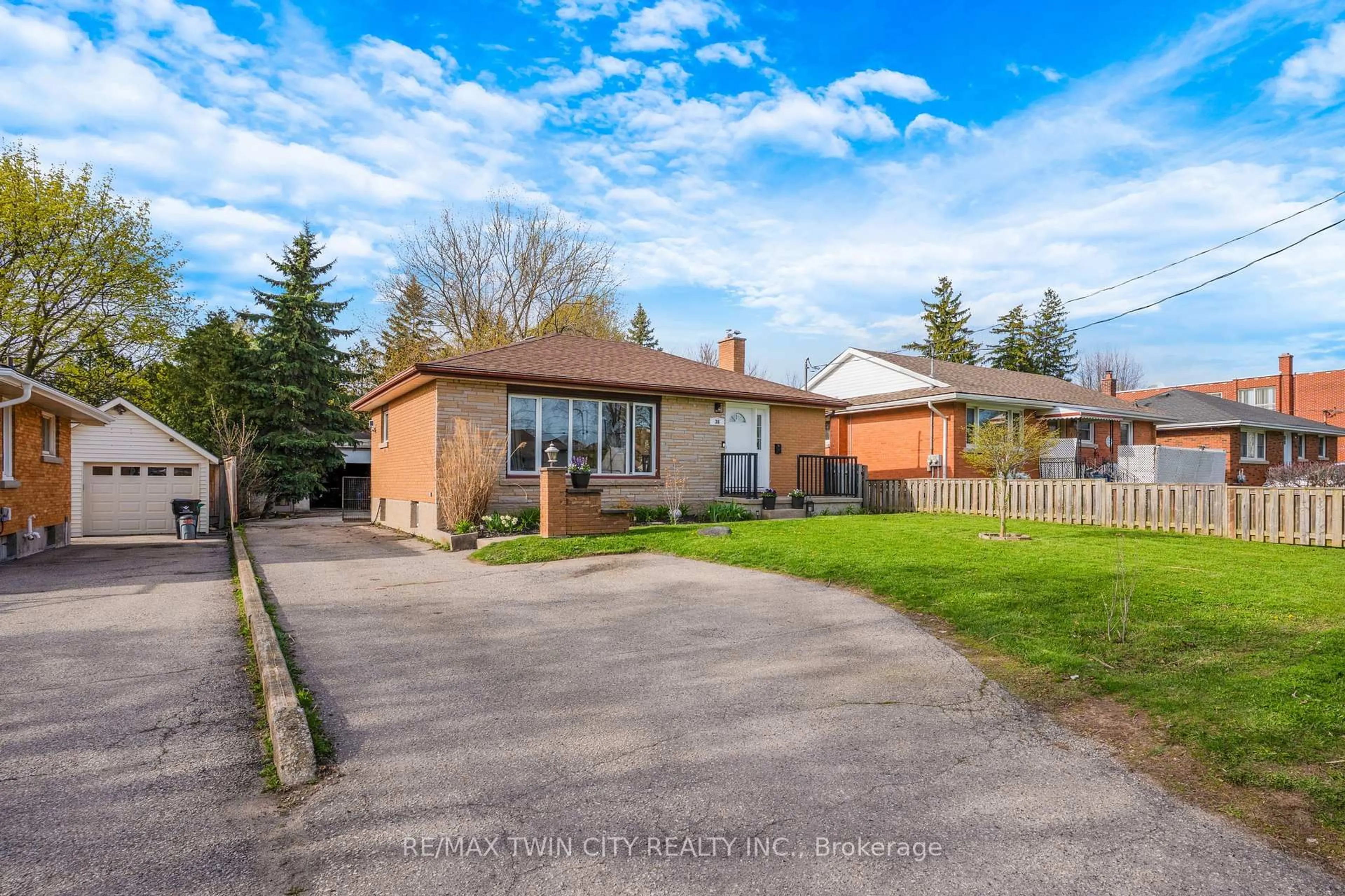 A pic from outside/outdoor area/front of a property/back of a property/a pic from drone, street for 36 Hilltop Dr, Cambridge Ontario N1R 1T1