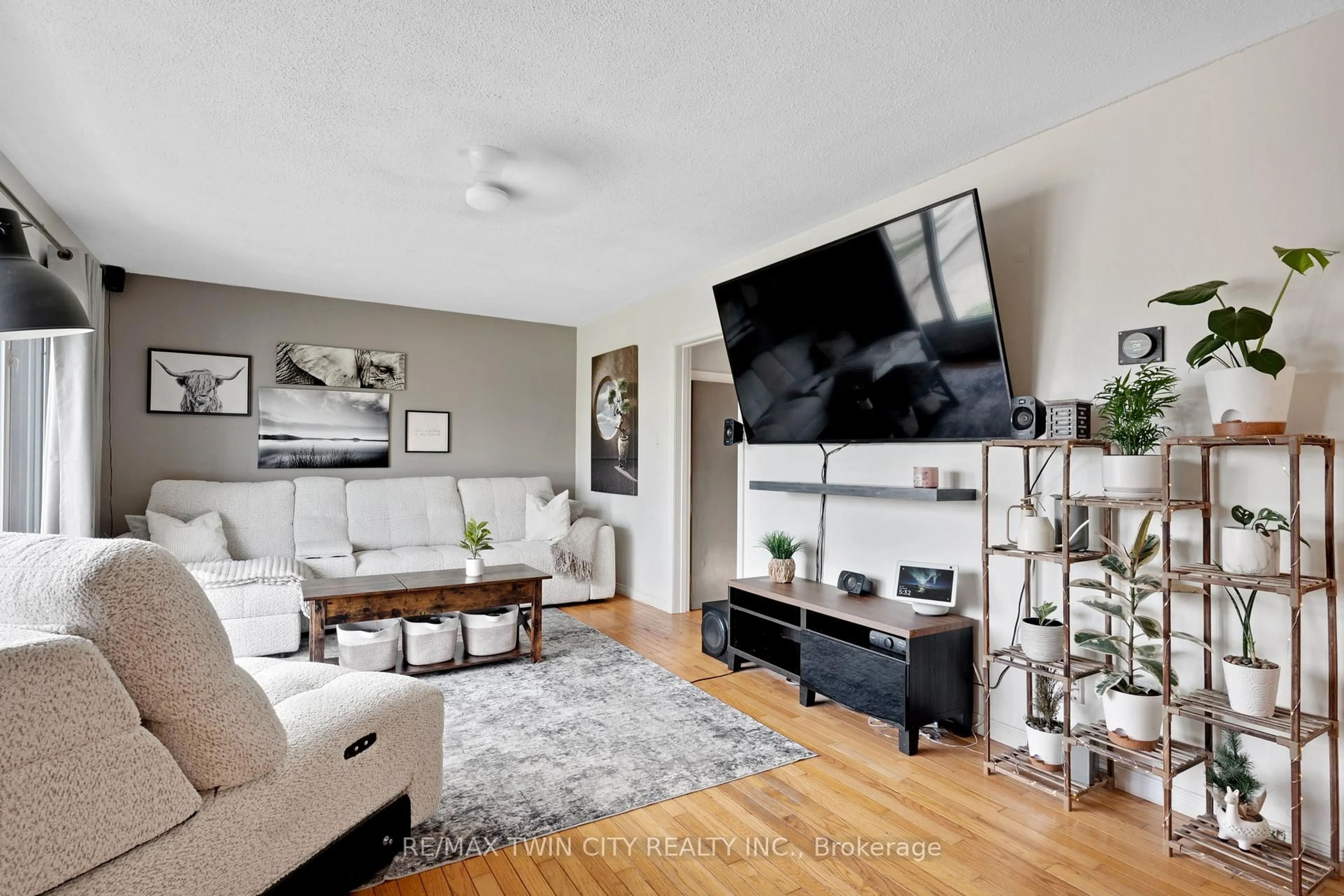 Living room with furniture, unknown for 36 Hilltop Dr, Cambridge Ontario N1R 1T1