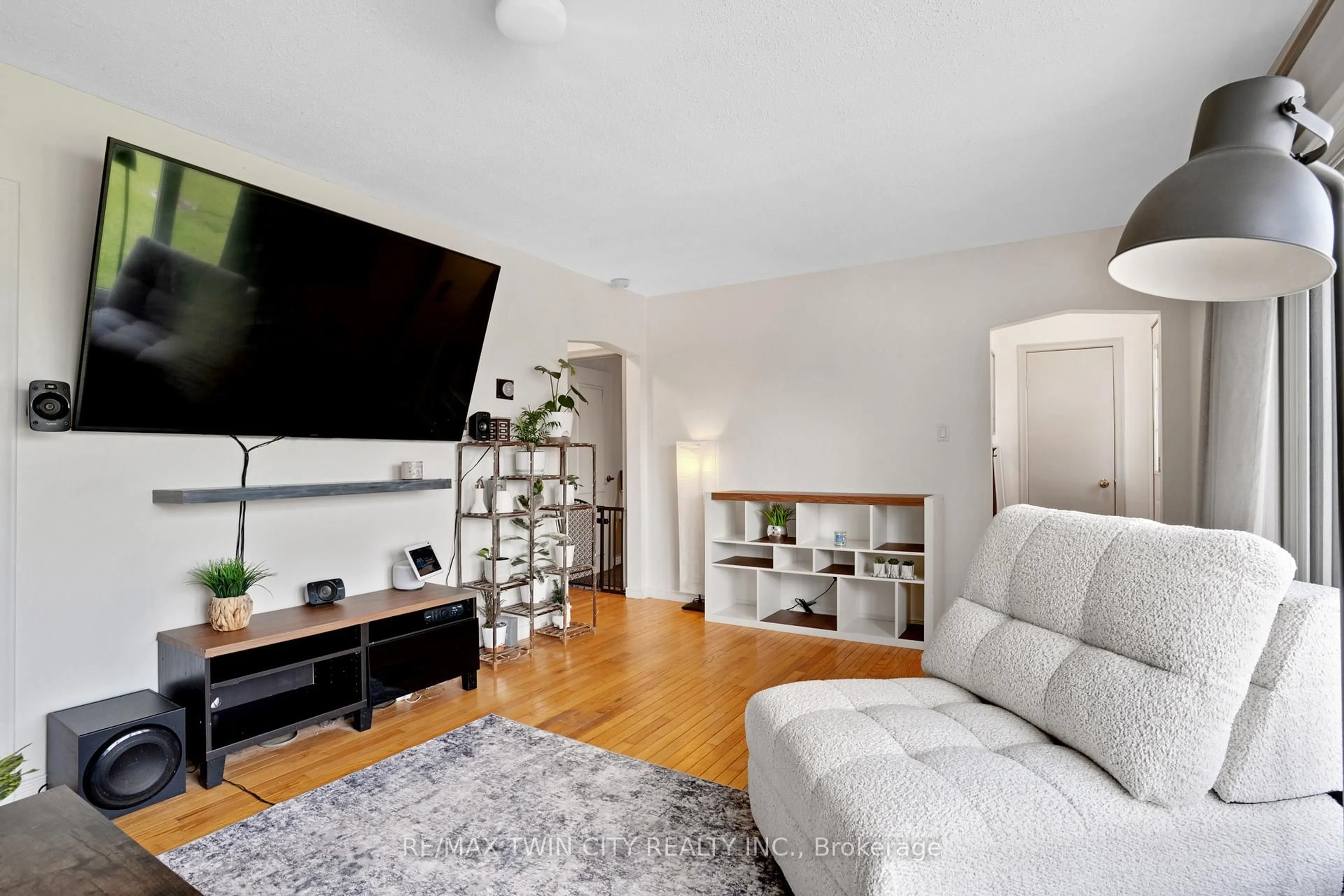 Living room with furniture, unknown for 36 Hilltop Dr, Cambridge Ontario N1R 1T1