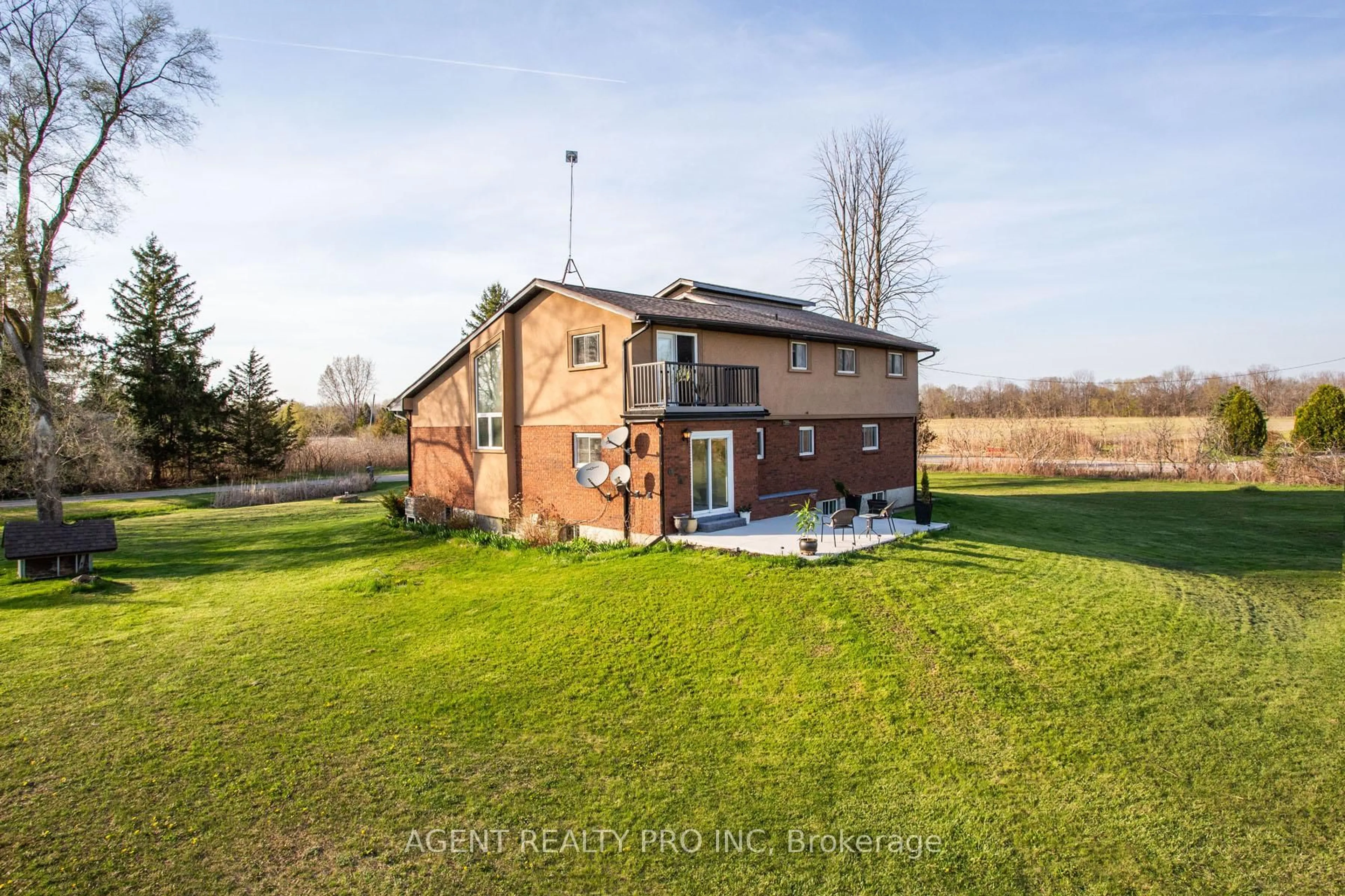 A pic from outside/outdoor area/front of a property/back of a property/a pic from drone, water/lake/river/ocean view for 6571 Carroll Dr, Southwest Middlesex Ontario N0L 1T0
