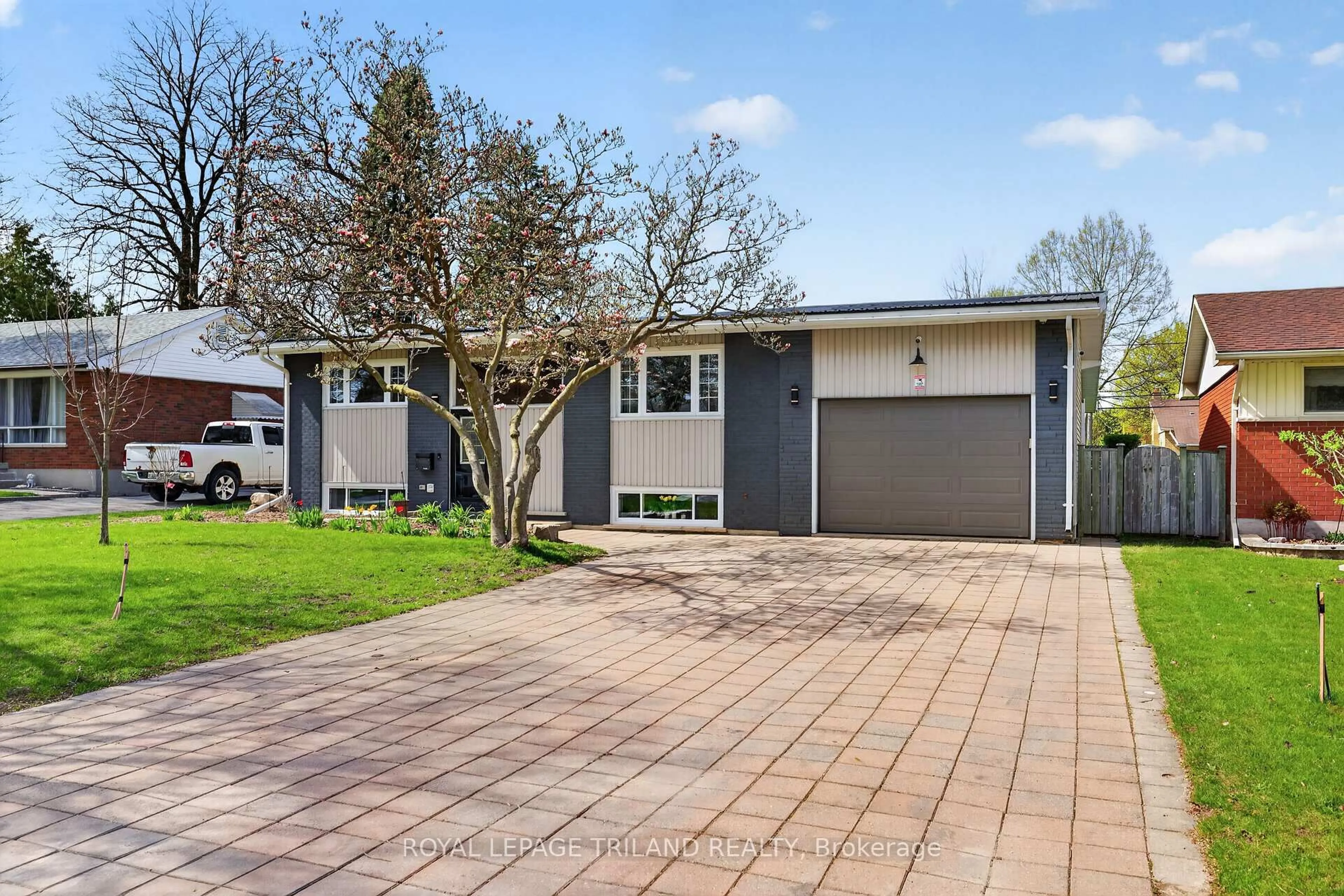 A pic from outside/outdoor area/front of a property/back of a property/a pic from drone, street for 86 Langton Rd, London East Ontario N5V 2M1