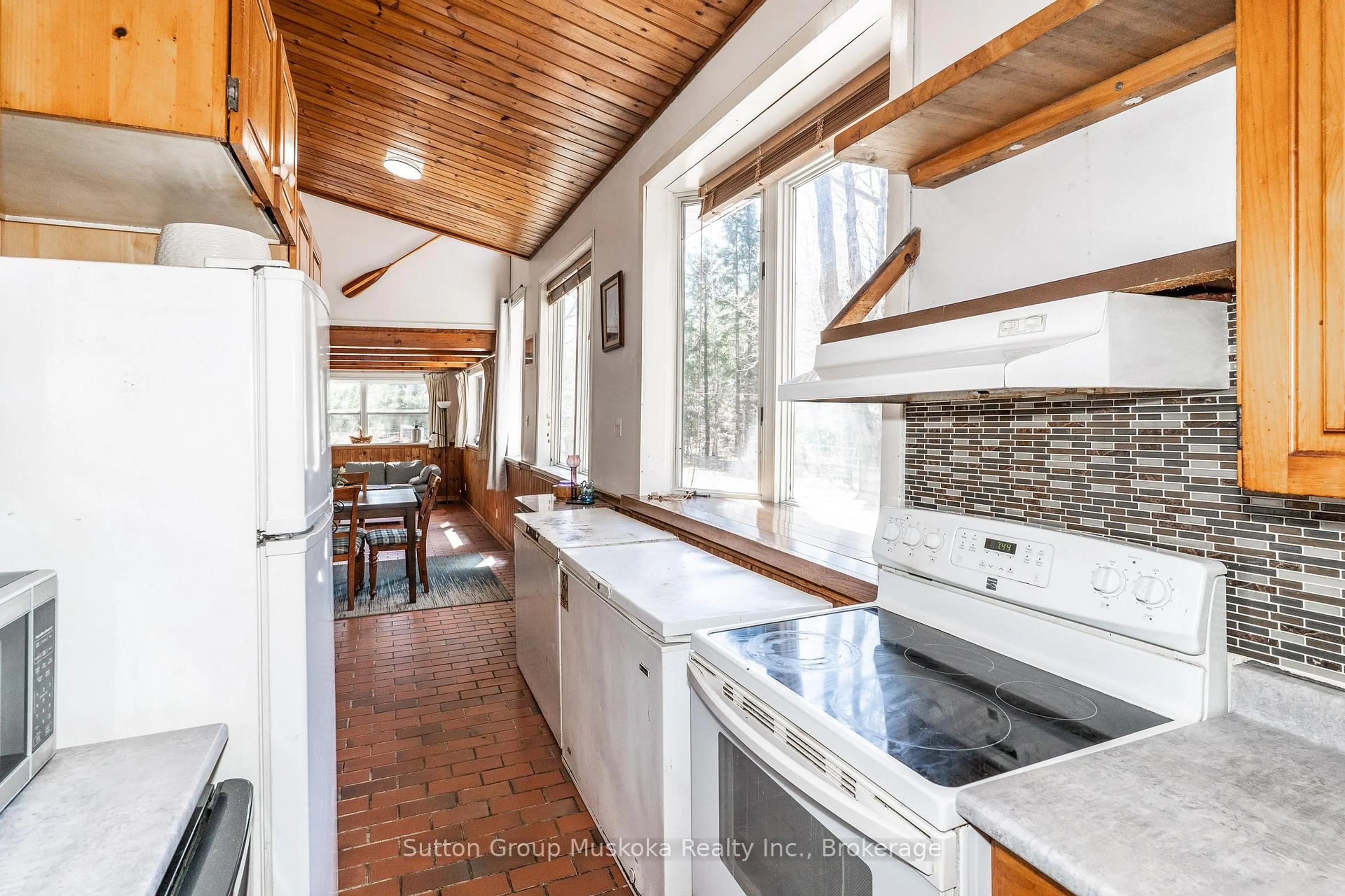 Open concept kitchen, ceramic/tile floor for 83 Ceramic Mine Rd, Huntsville Ontario P1H 1A1