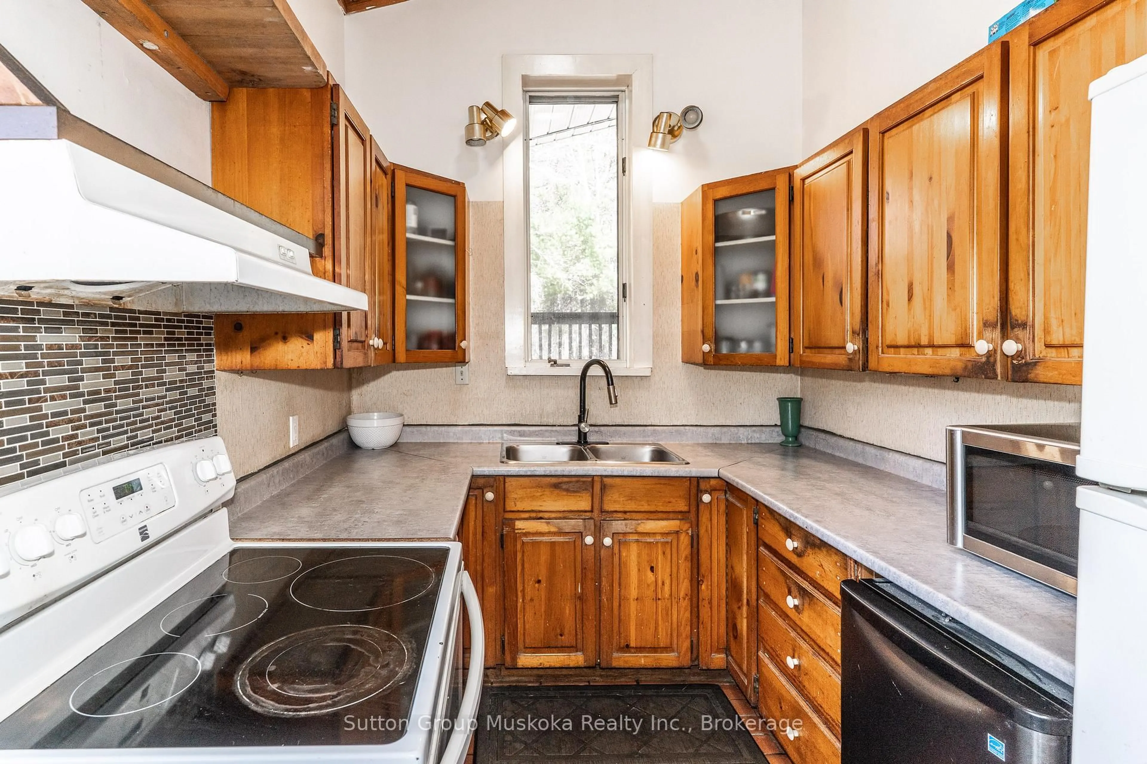 Standard kitchen, ceramic/tile floor for 83 Ceramic Mine Rd, Huntsville Ontario P1H 1A1