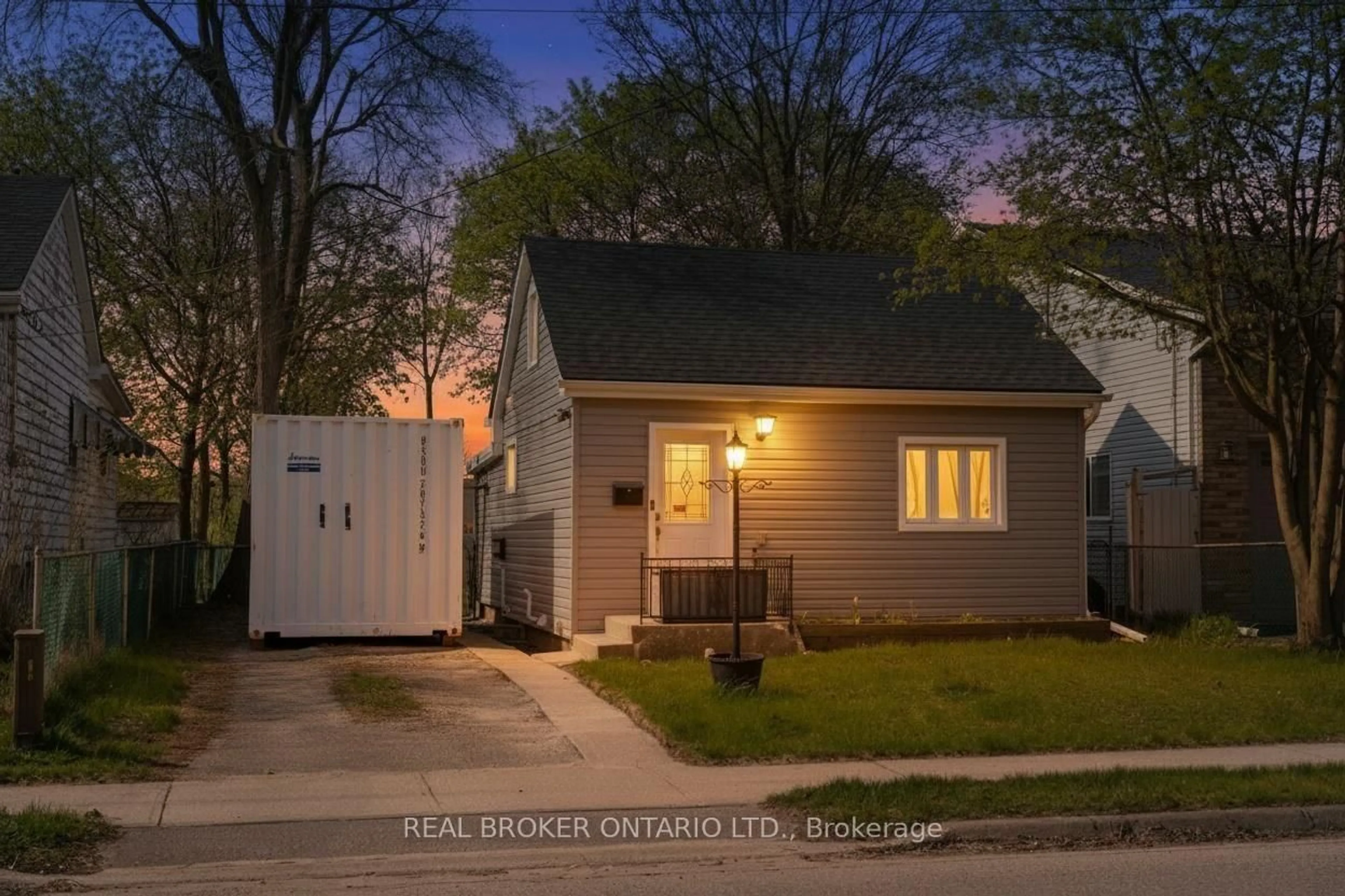 Unknown for 75 Dublin St, Brantford Ontario N3R 2E5