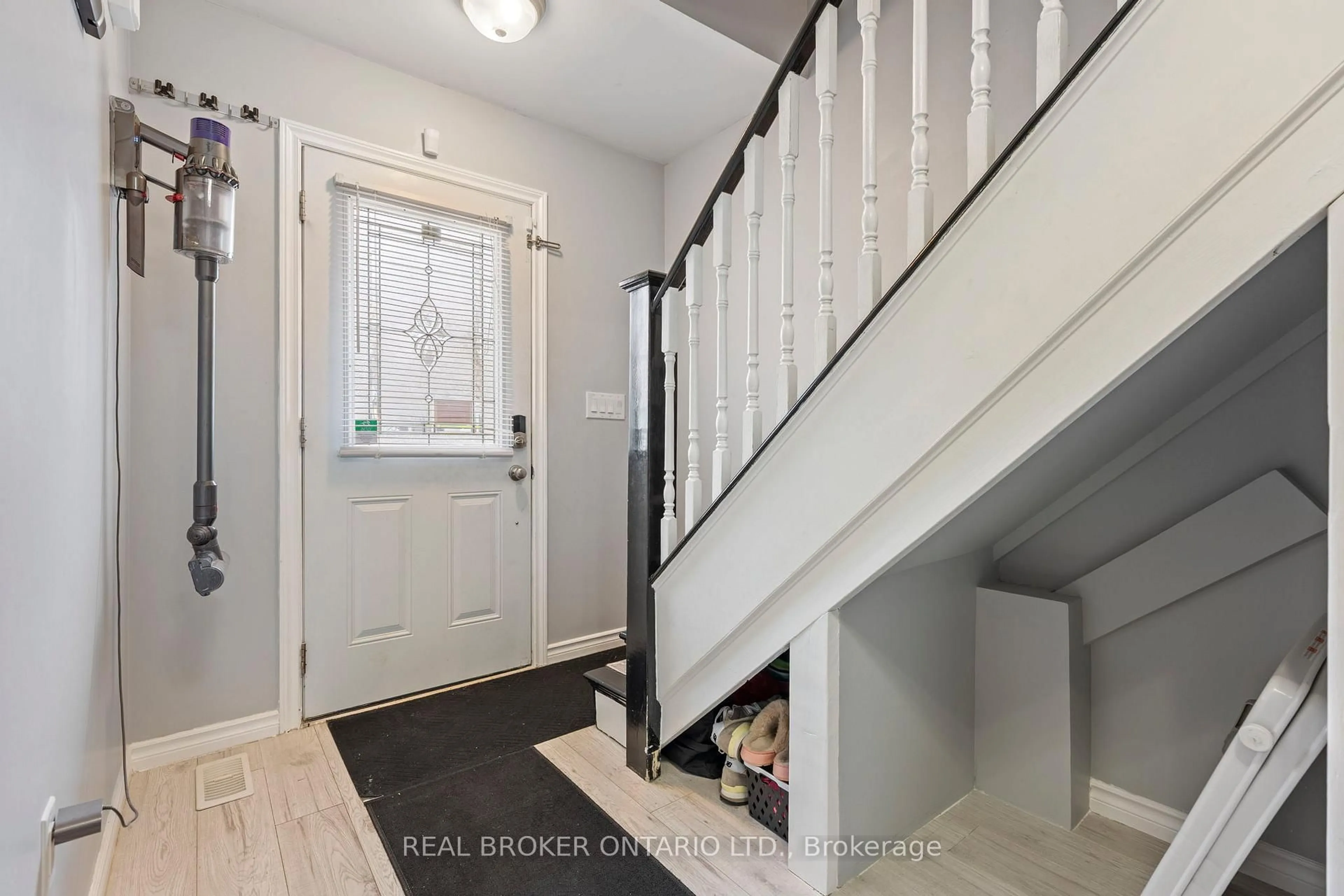 Indoor entryway for 75 Dublin St, Brantford Ontario N3R 2E5