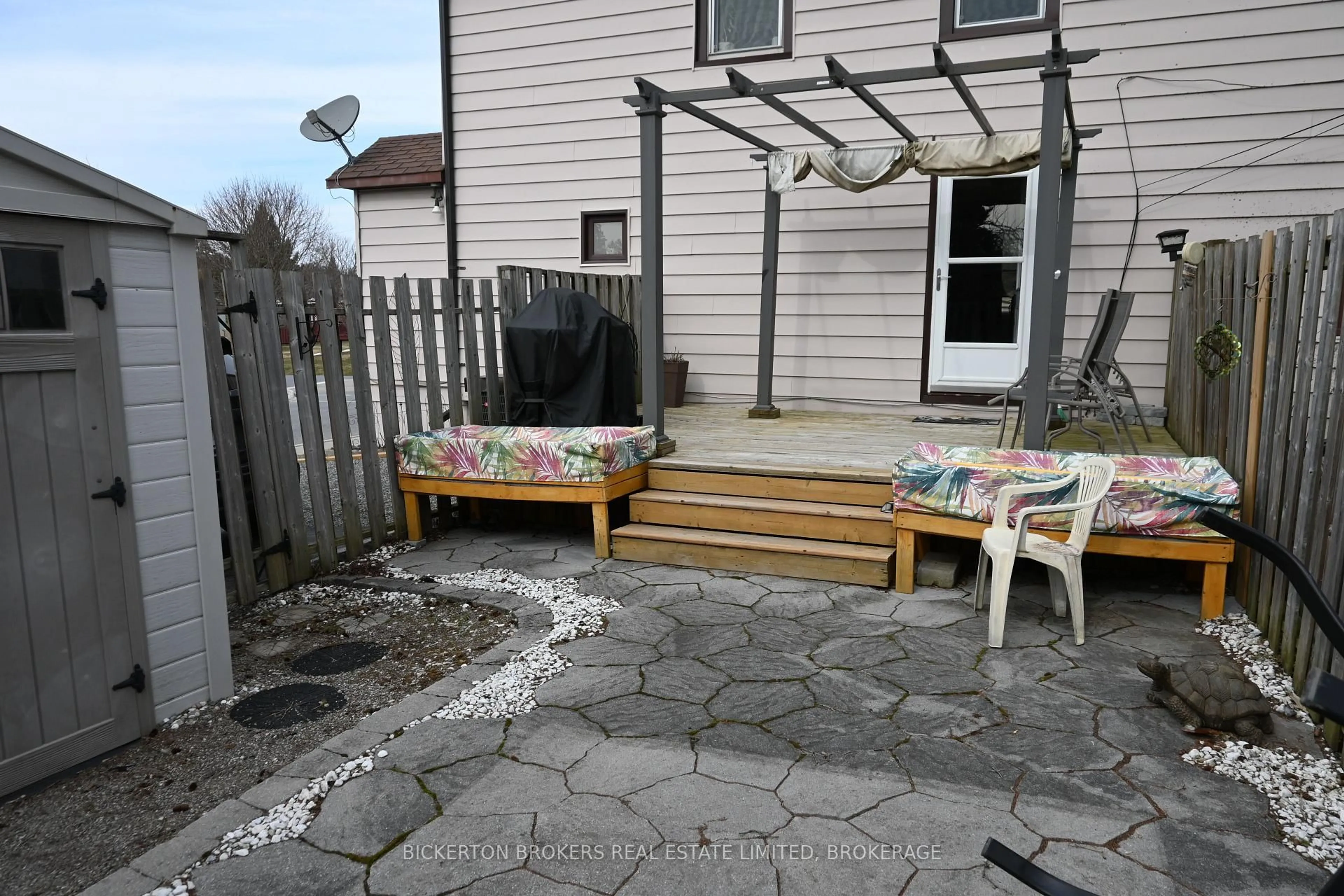 Patio, street for 292 William St, Gananoque Ontario K7G 1S5