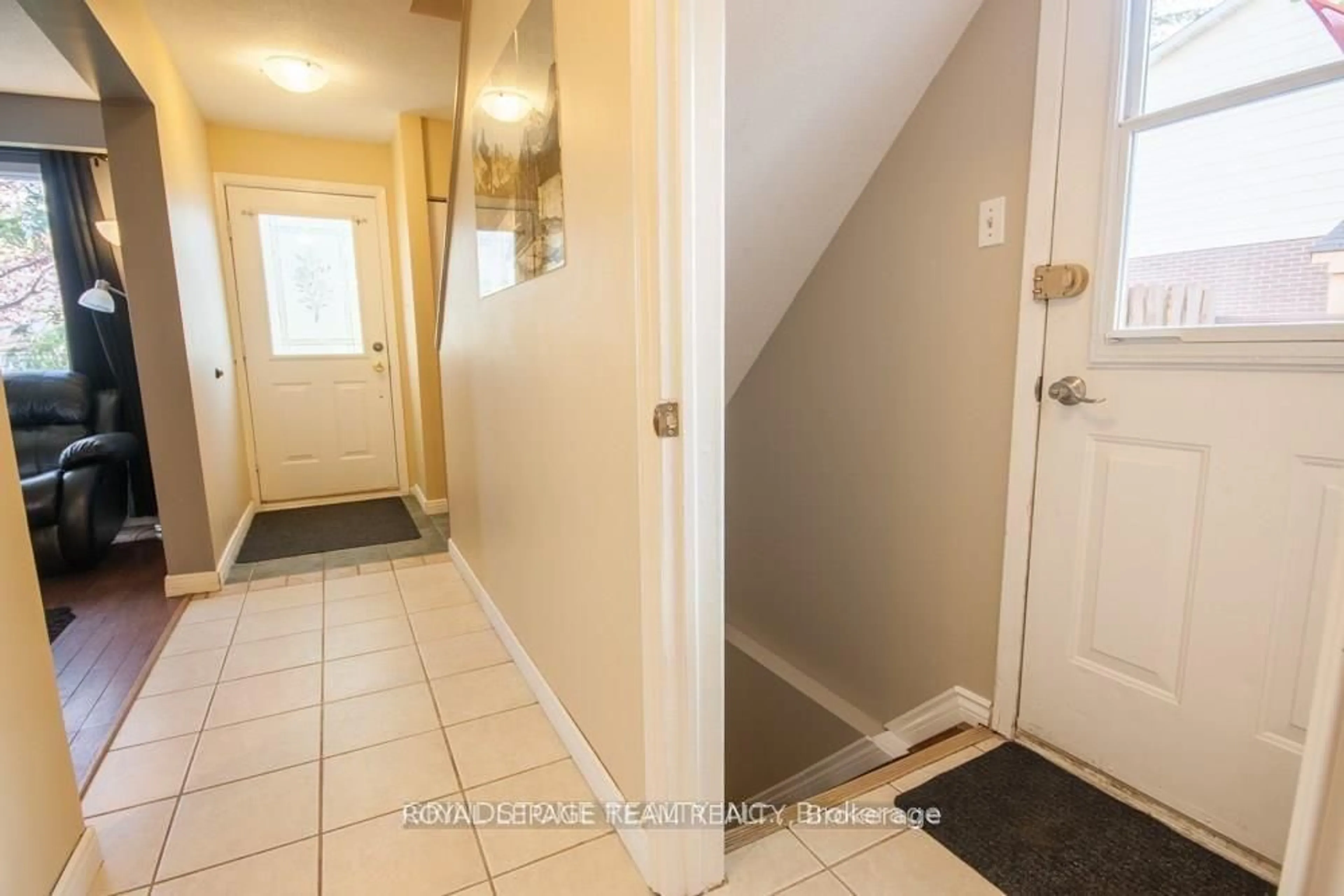 Indoor entryway for 183 McElroy Dr, Kanata Ontario K2L 1X7