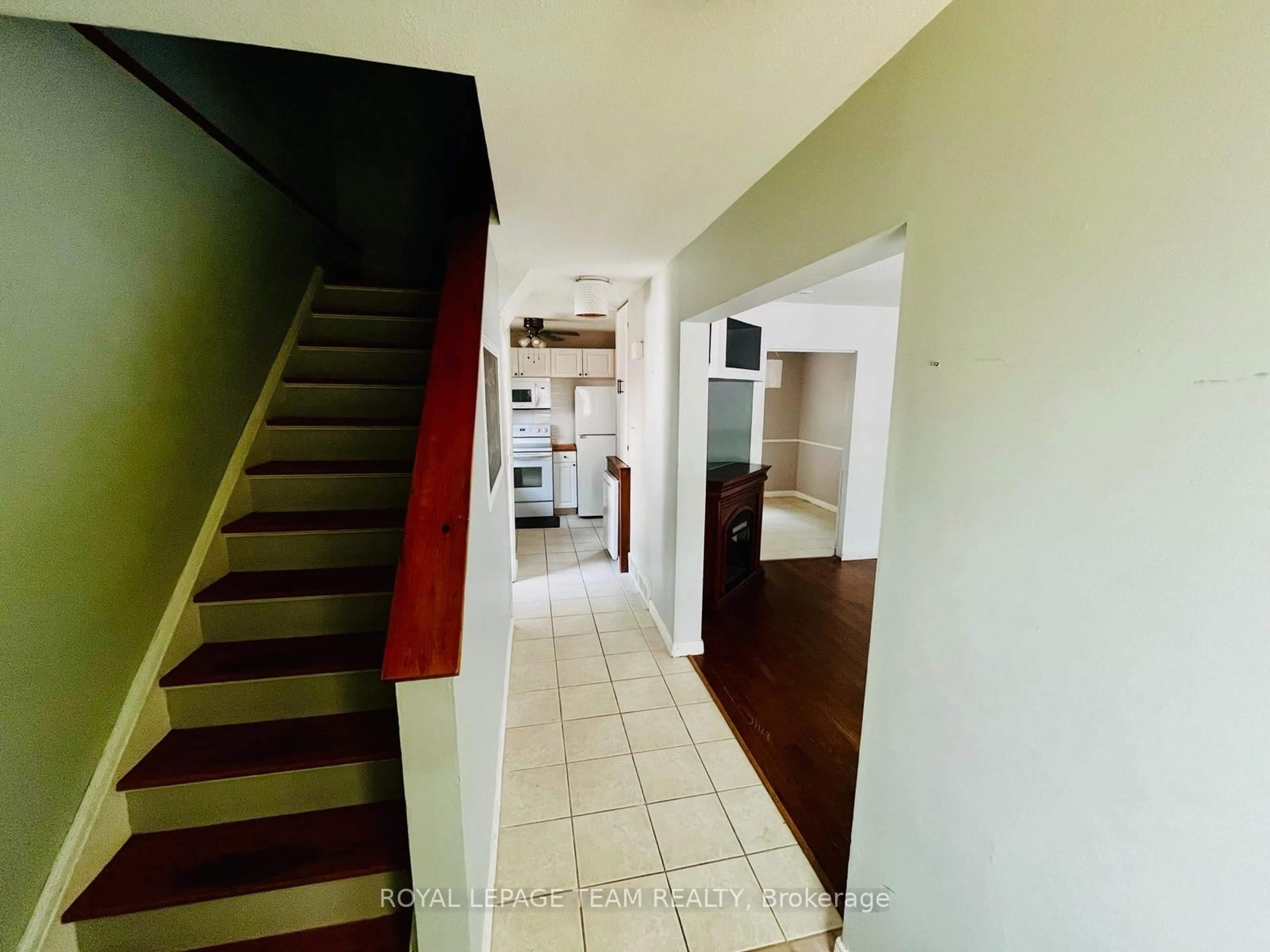 Indoor foyer for 183 McElroy Dr, Kanata Ontario K2L 1X7