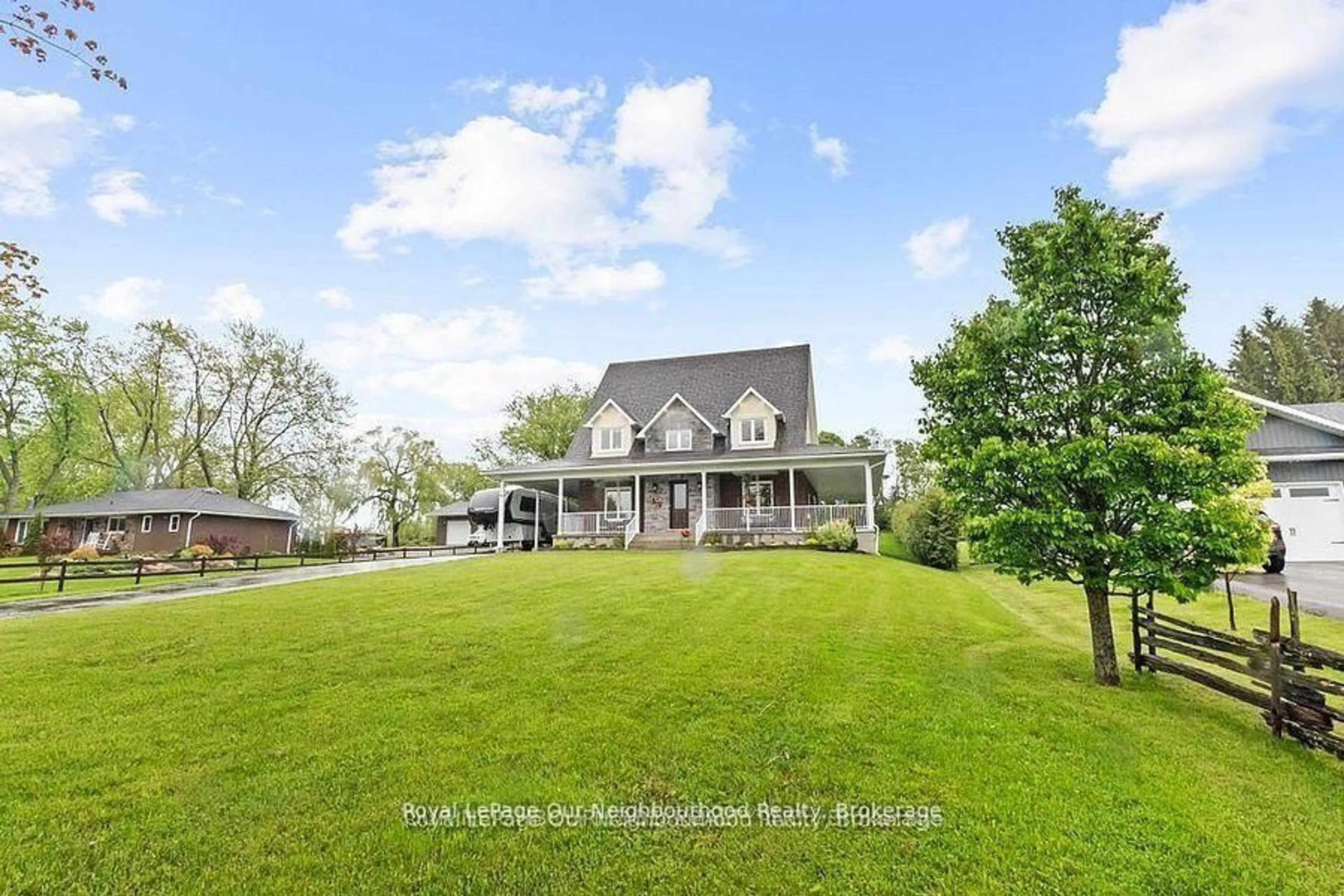 A pic from outside/outdoor area/front of a property/back of a property/a pic from drone, unknown for 4601 Rice Lake Dr, Hamilton Township Ontario L1A 3V6