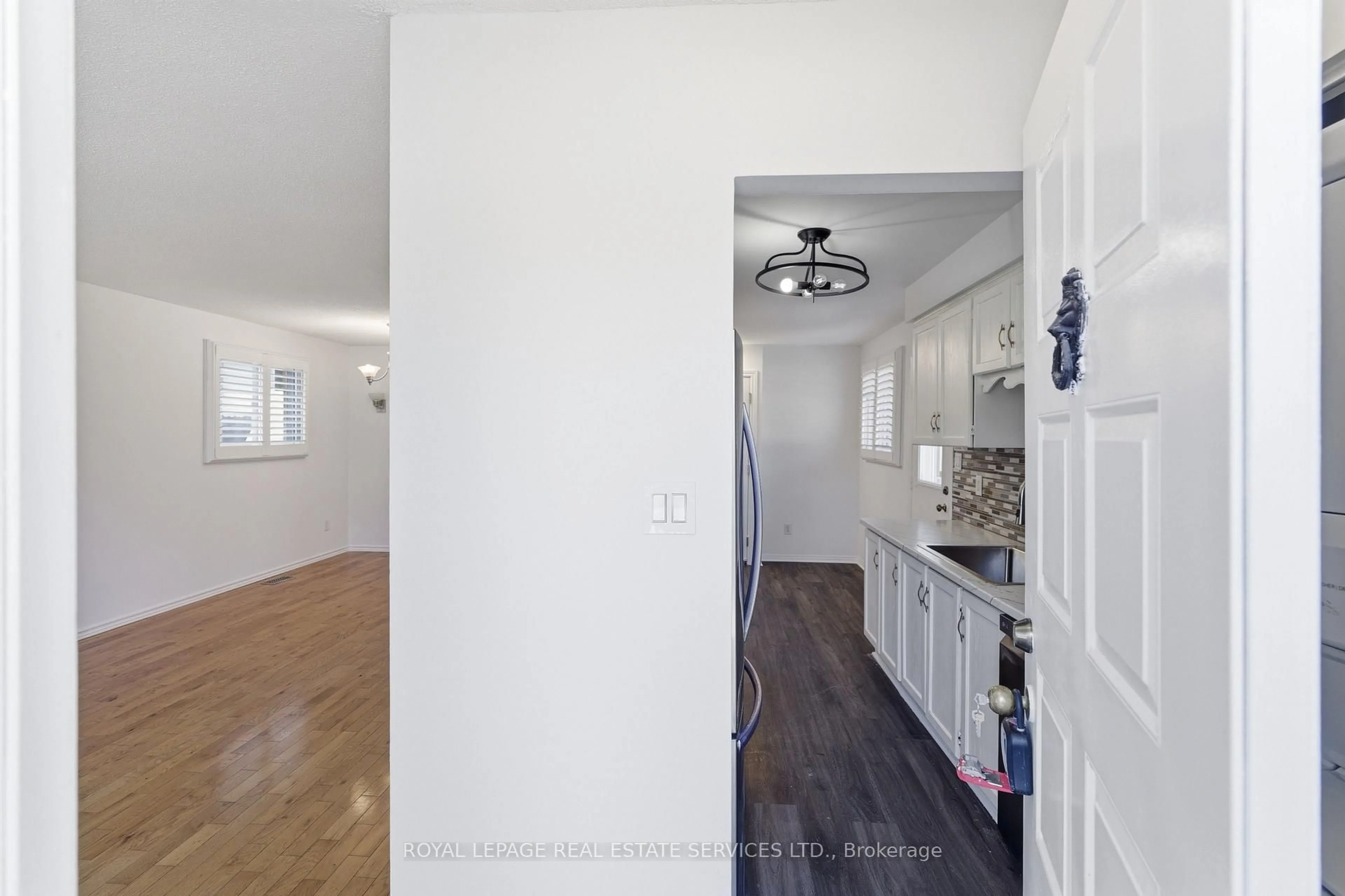 Indoor entryway for 341 Rexford Dr, Hamilton Ontario L8W 1W2