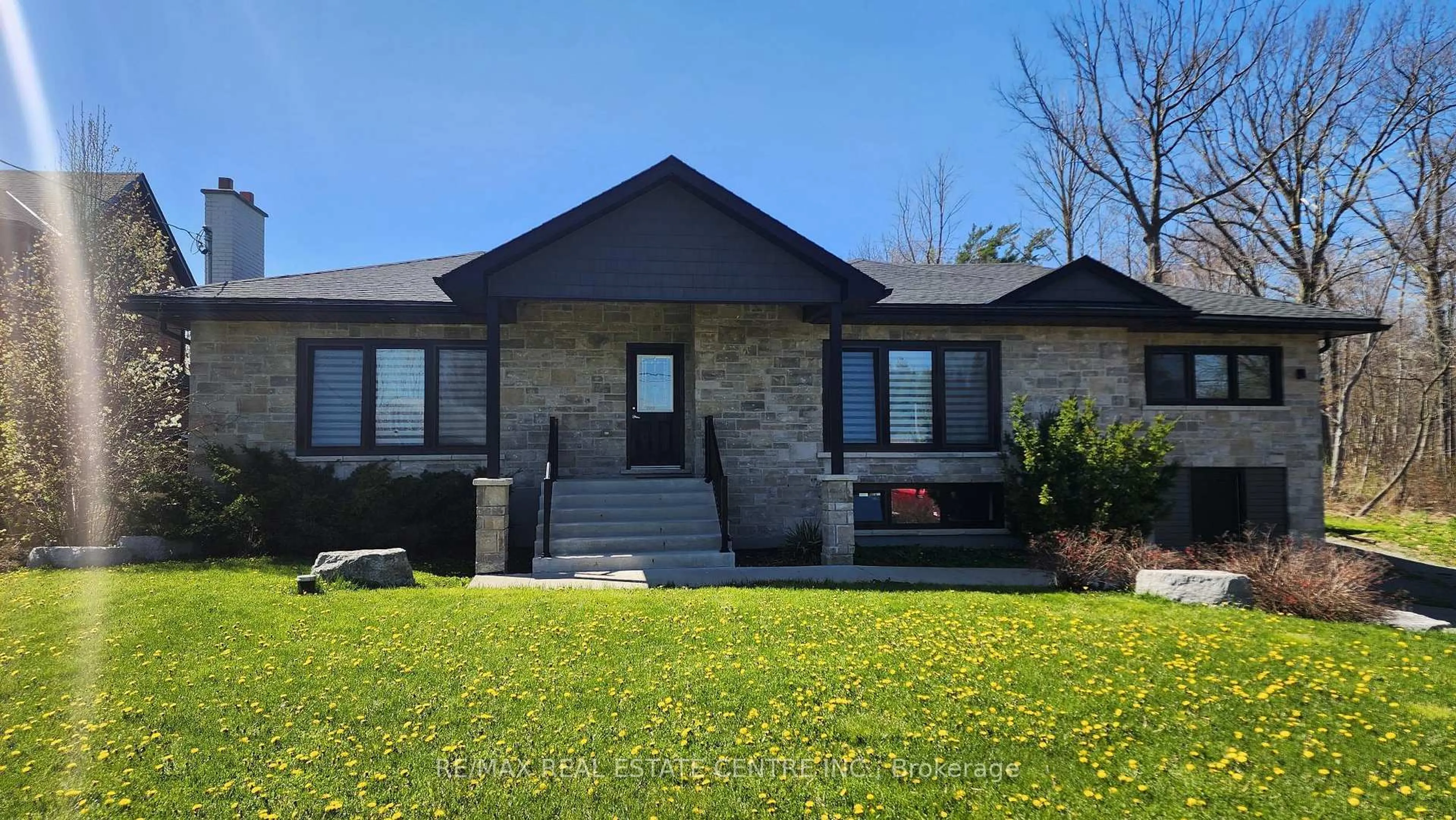 Home with brick exterior material, building for 431 Second Rd, Hamilton Ontario L8J 2X9