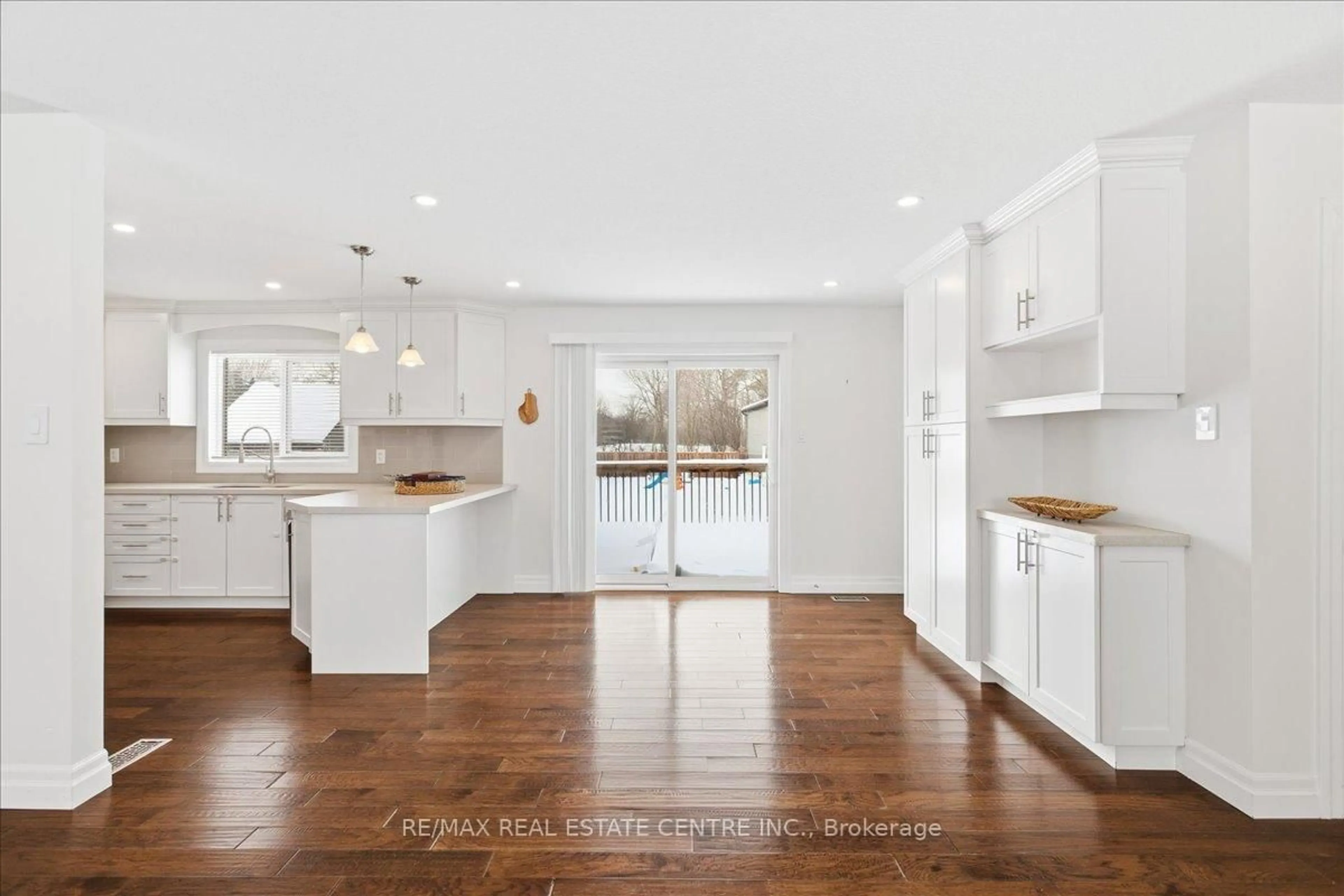 Open concept kitchen, unknown for 431 Second Rd, Hamilton Ontario L8J 2X9