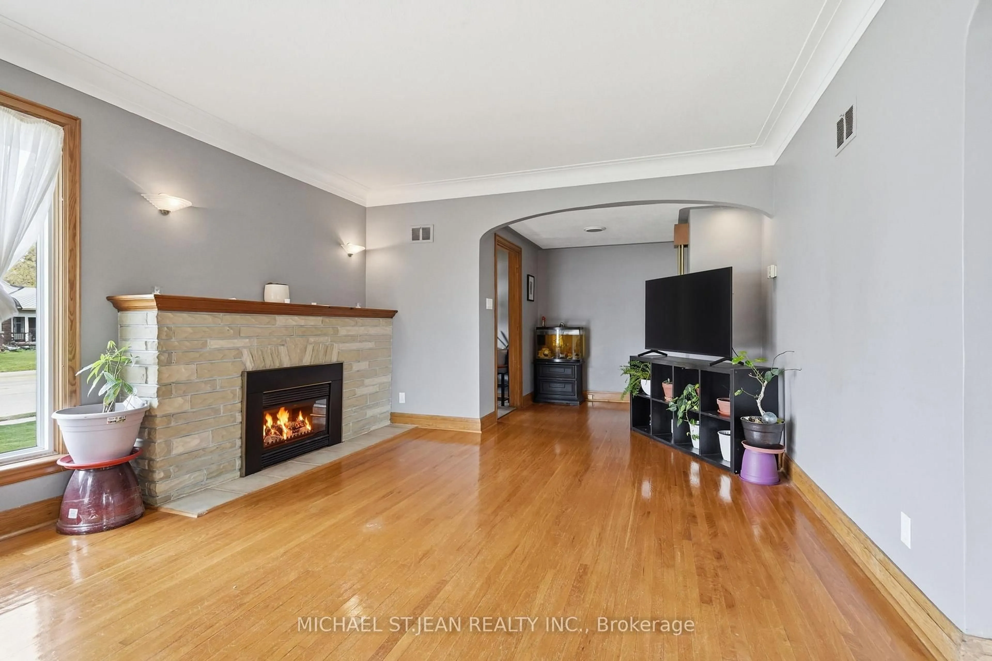 Living room with furniture, unknown for 12 Parkview Rd, Haldimand Ontario N0A 1H0