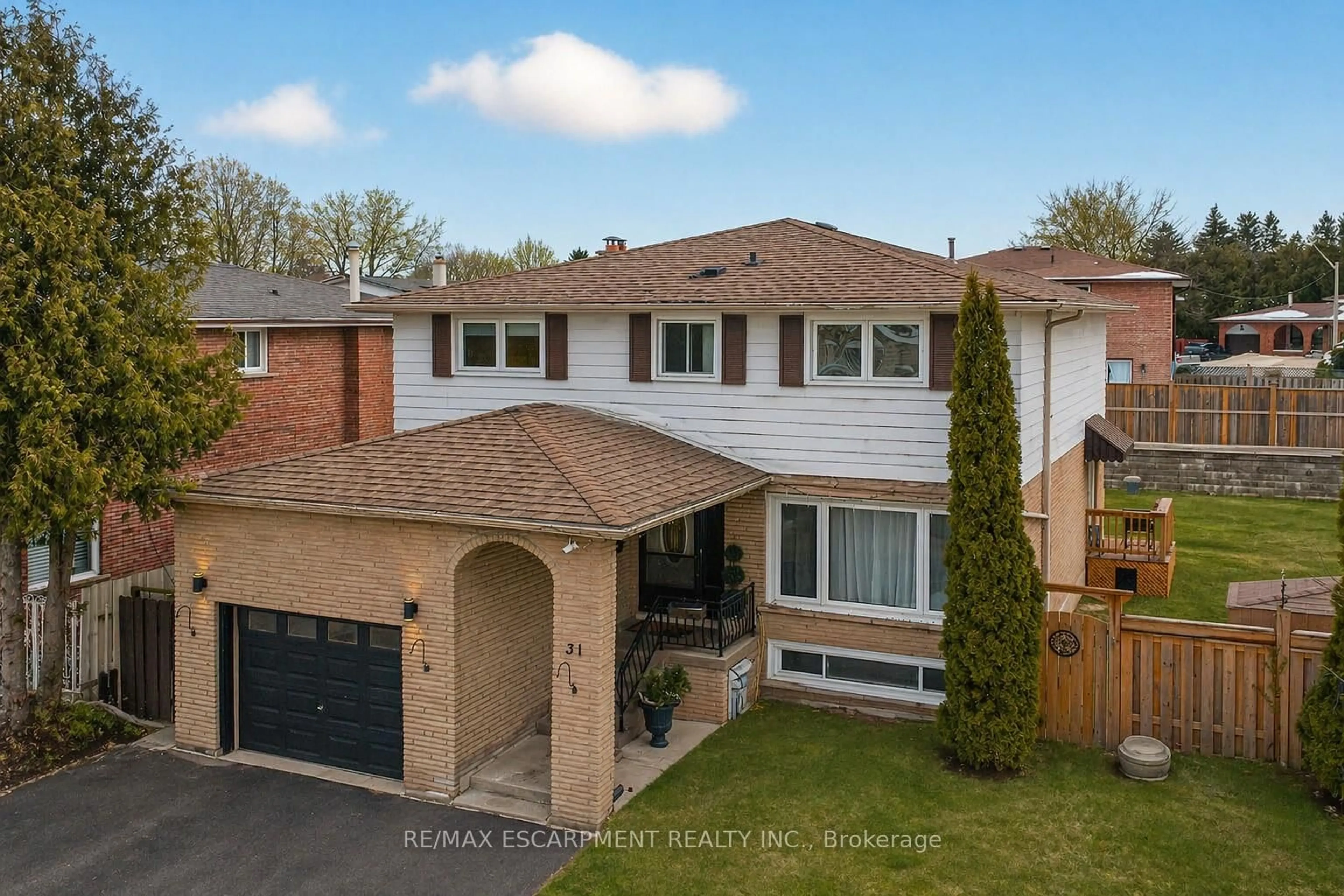 A pic from outside/outdoor area/front of a property/back of a property/a pic from drone, street for 31 Maynard St, Hamilton Ontario L9B 1R9