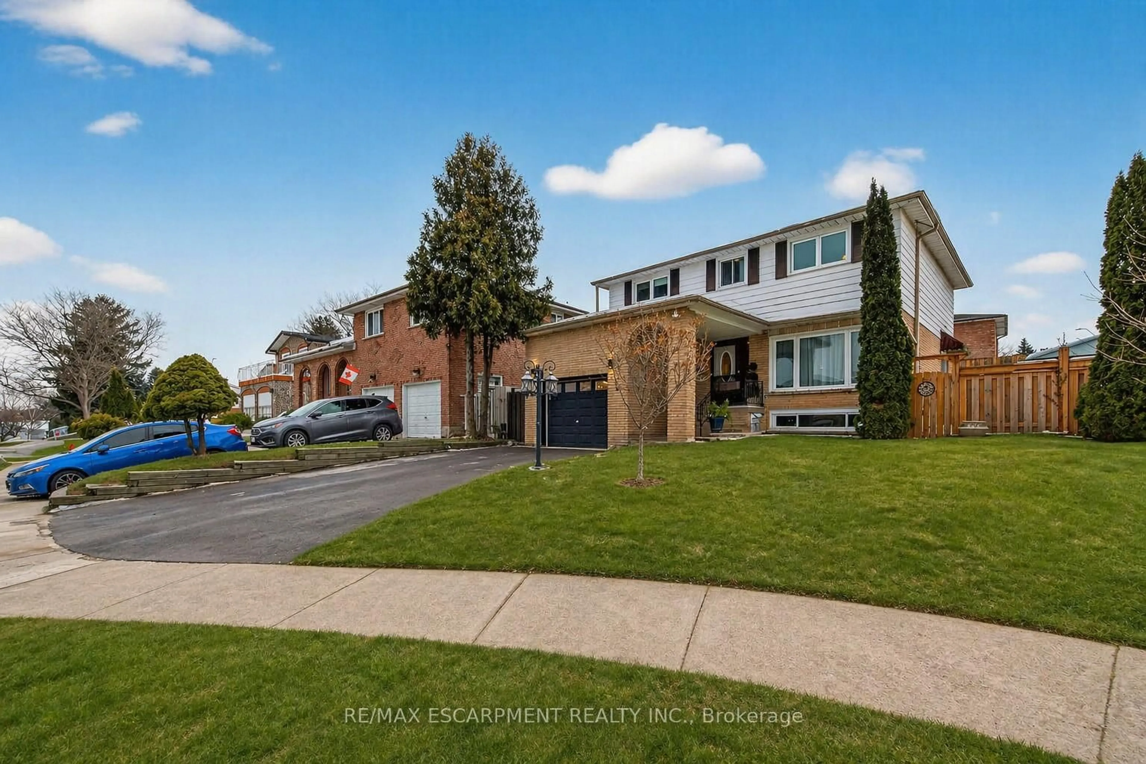 A pic from outside/outdoor area/front of a property/back of a property/a pic from drone, street for 31 Maynard St, Hamilton Ontario L9B 1R9