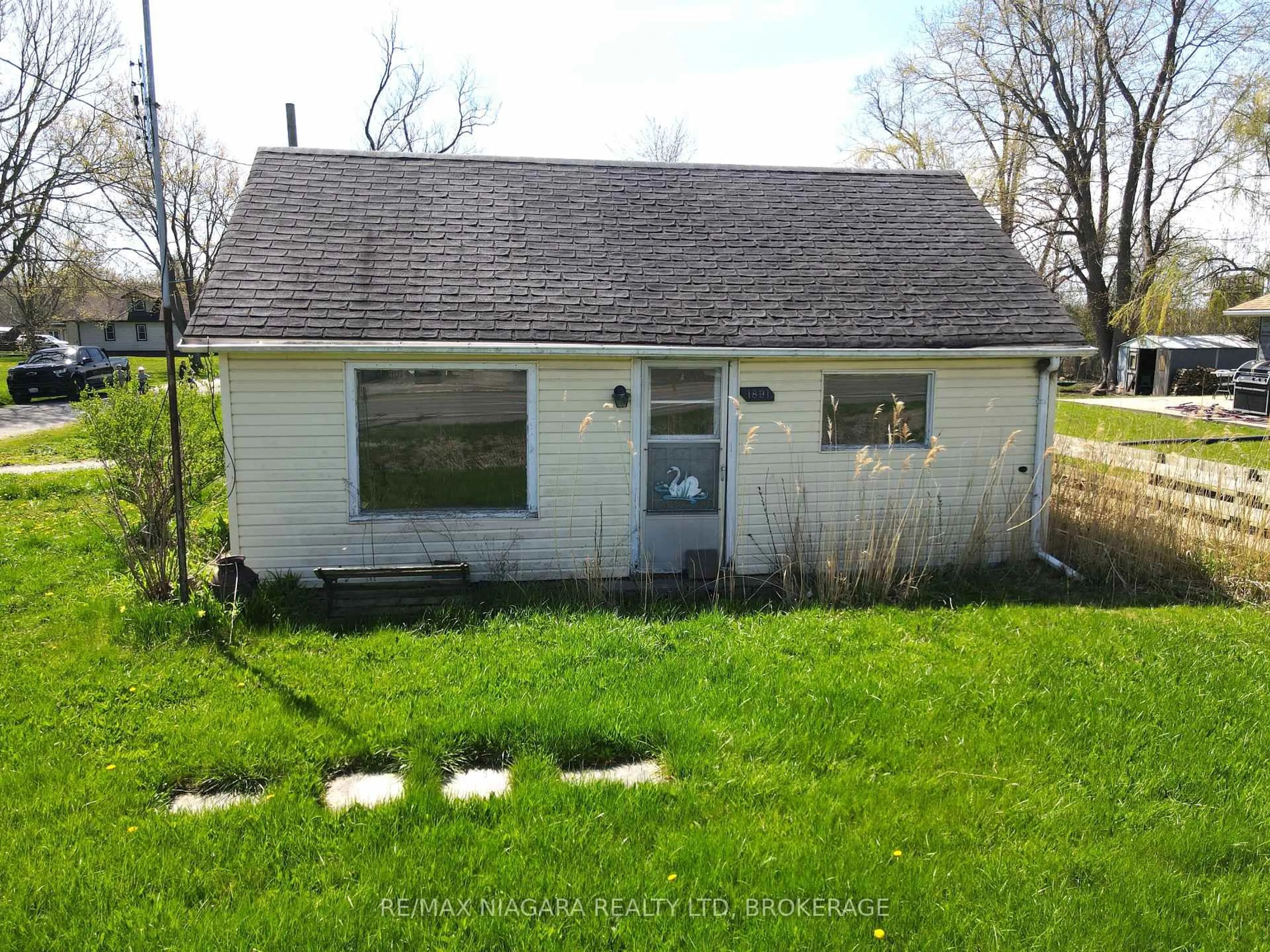 A pic from outside/outdoor area/front of a property/back of a property/a pic from drone, building for 1891 Garrison Rd, Fort Erie Ontario L2A 5M4