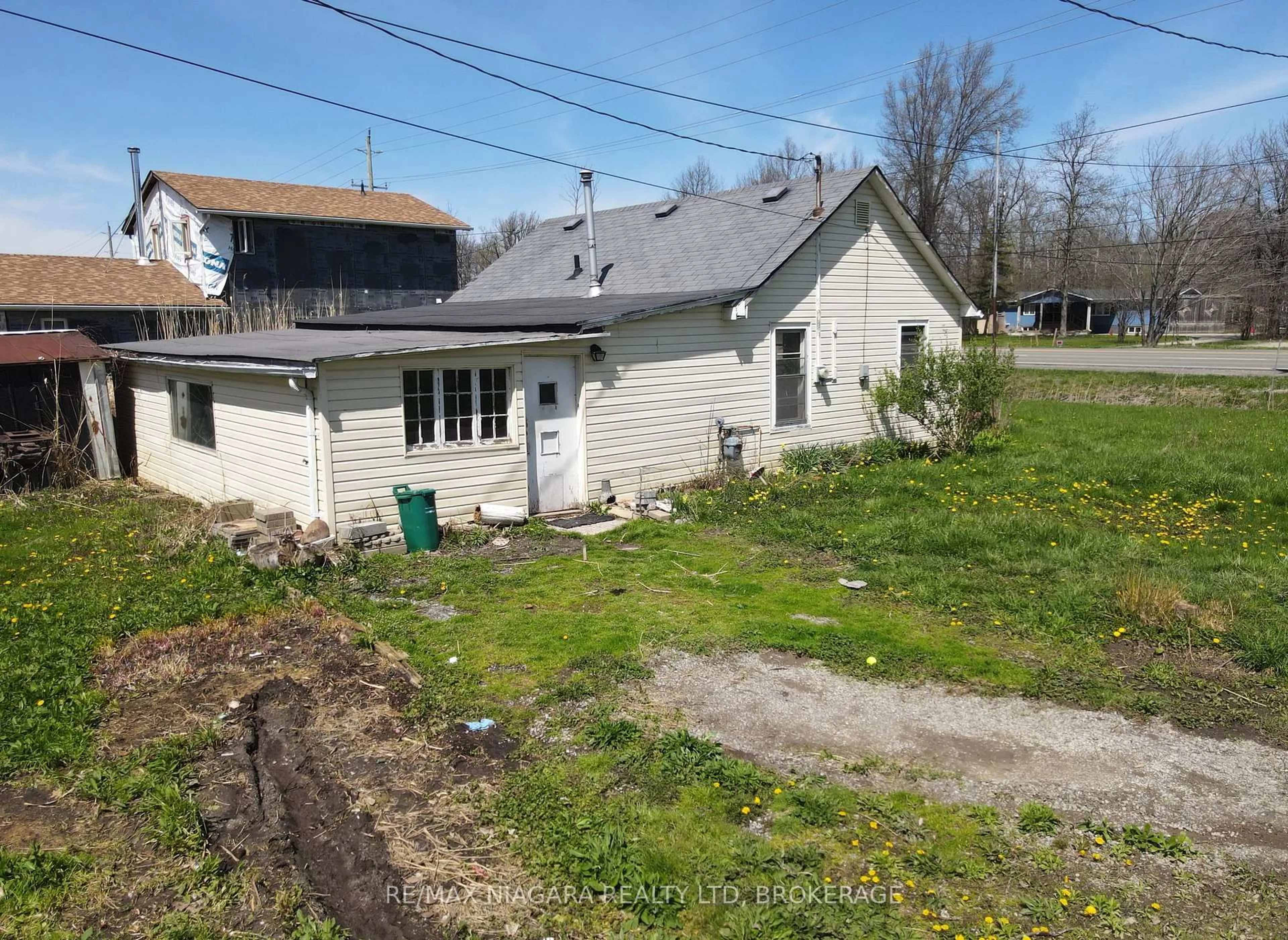 A pic from outside/outdoor area/front of a property/back of a property/a pic from drone, street for 1891 Garrison Rd, Fort Erie Ontario L2A 5M4