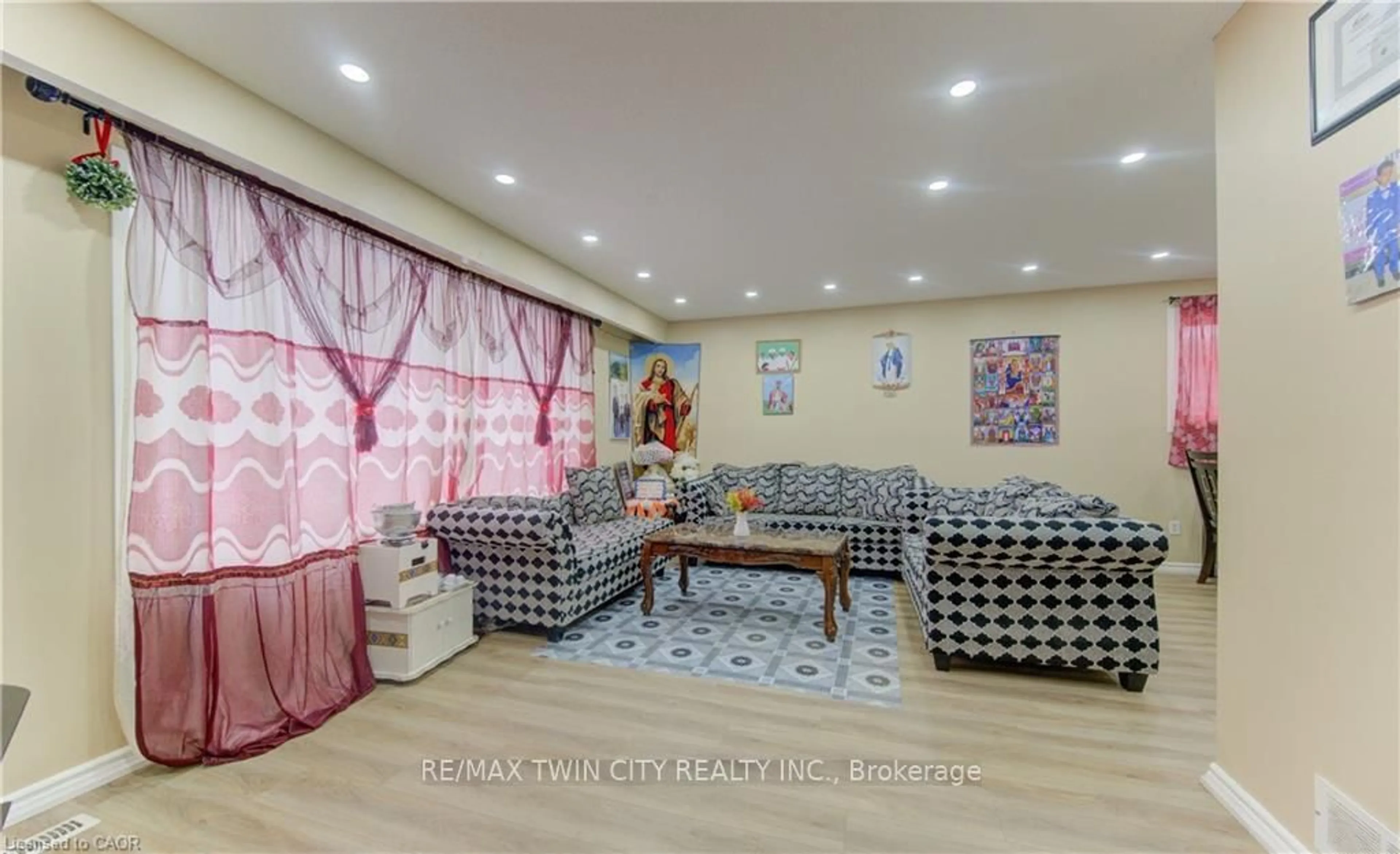 Living room with furniture, unknown for 110 HAZELGLEN Dr, Kitchener Ontario N2M 2E5