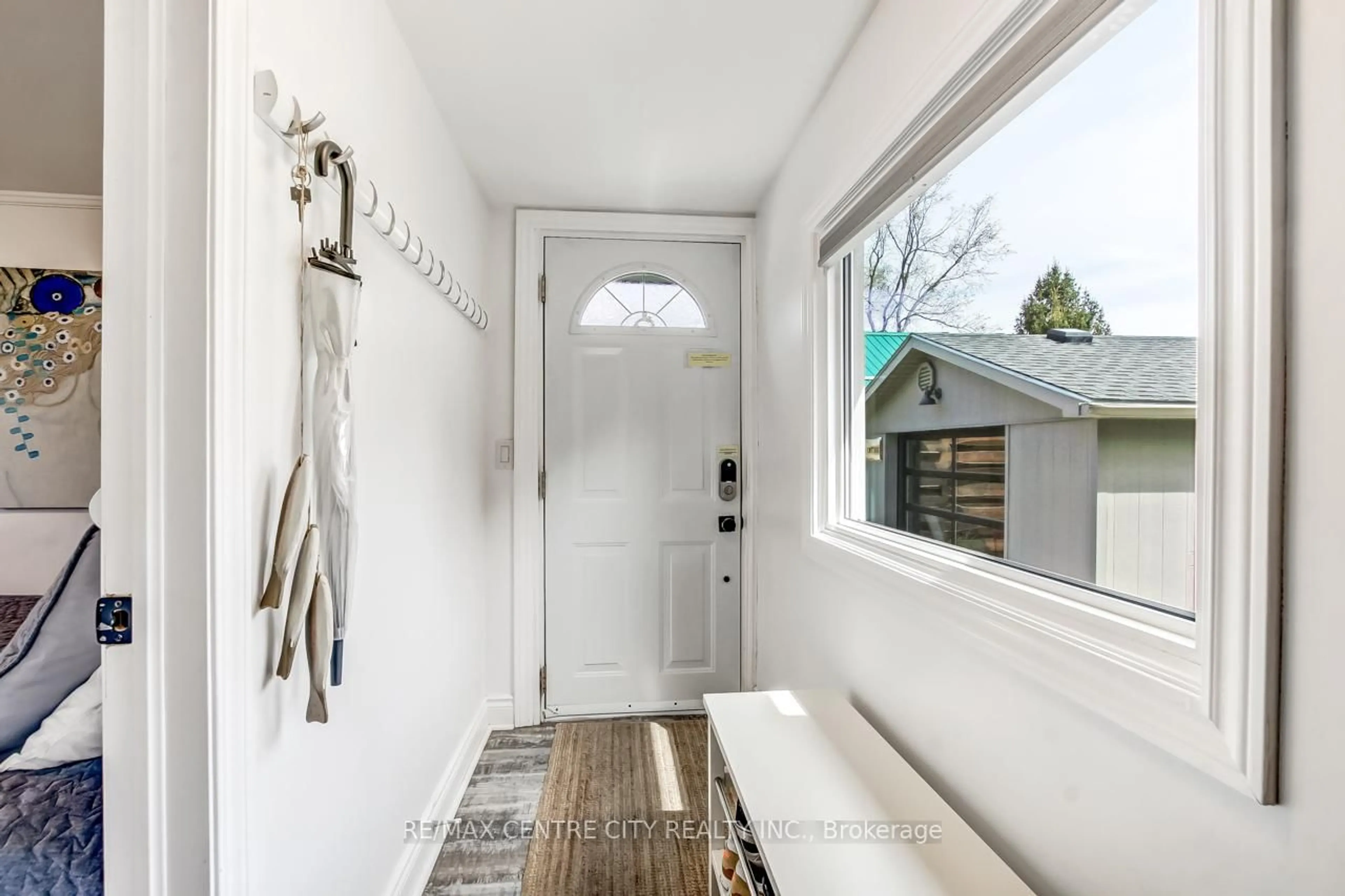 Indoor entryway for 339 CATHERINE St, Central Elgin Ontario N5L 1B5