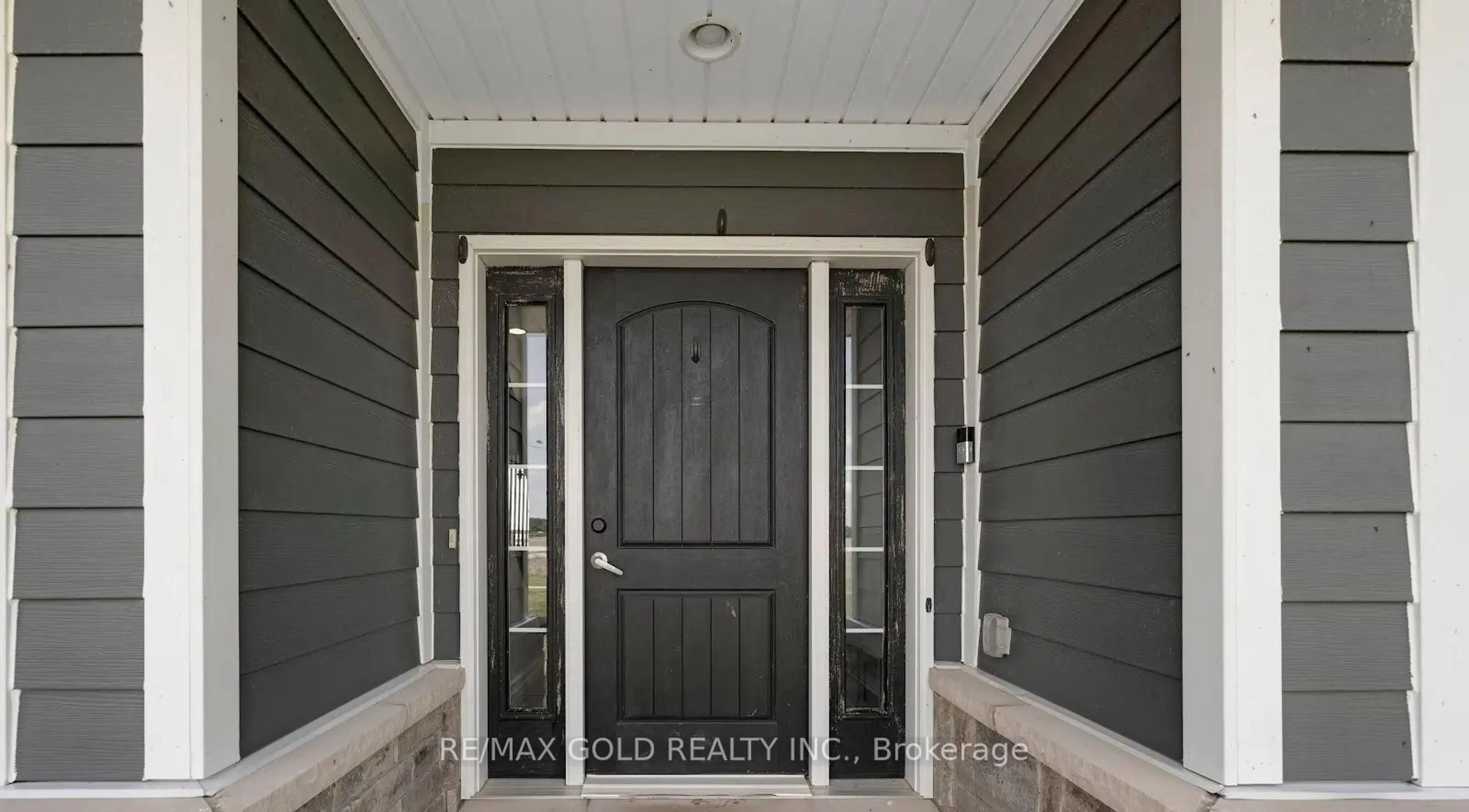 Indoor entryway for 1932 Ocean Blvd, Chatham-Kent Ontario N0P 2P0