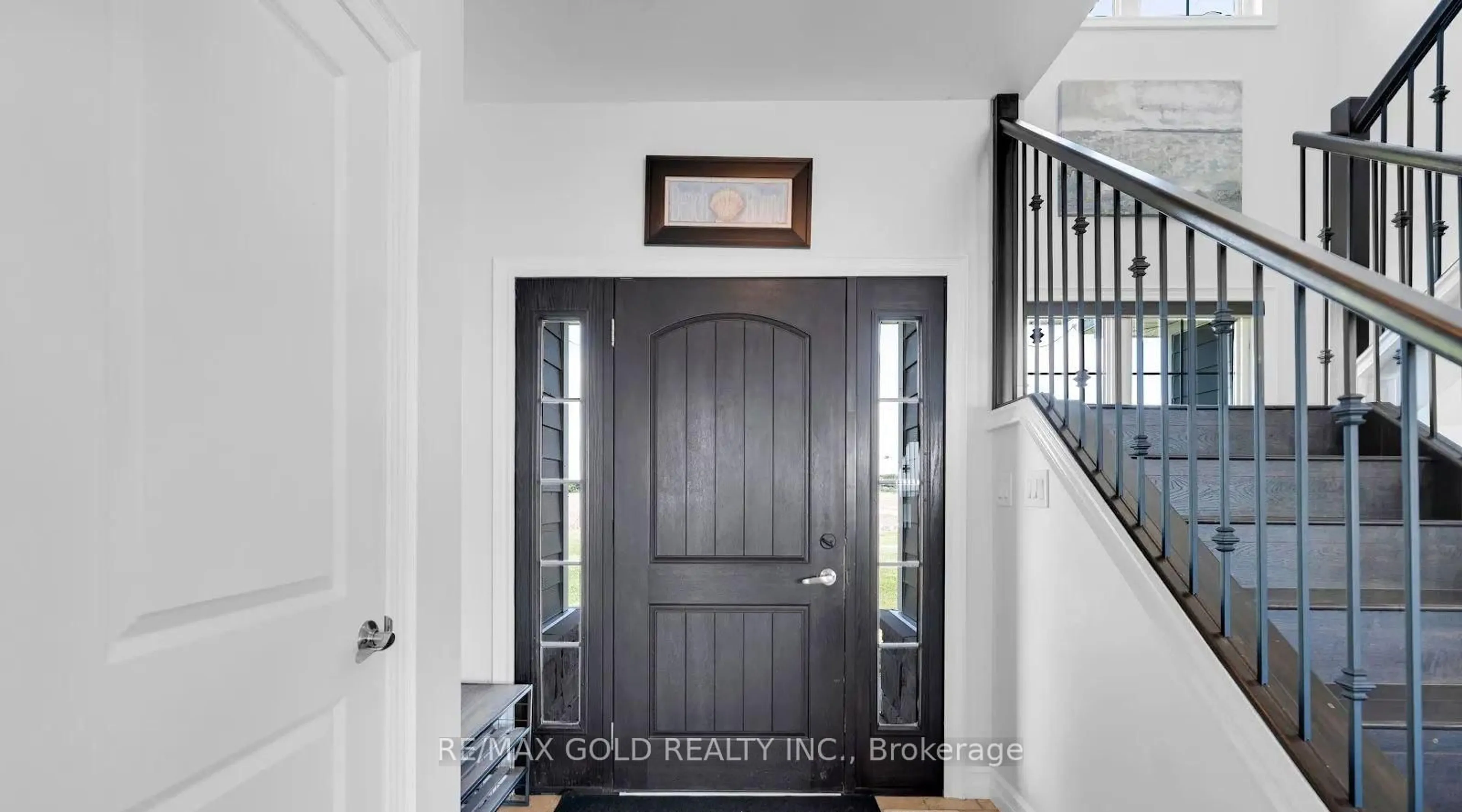 Indoor entryway for 1932 Ocean Blvd, Chatham-Kent Ontario N0P 2P0
