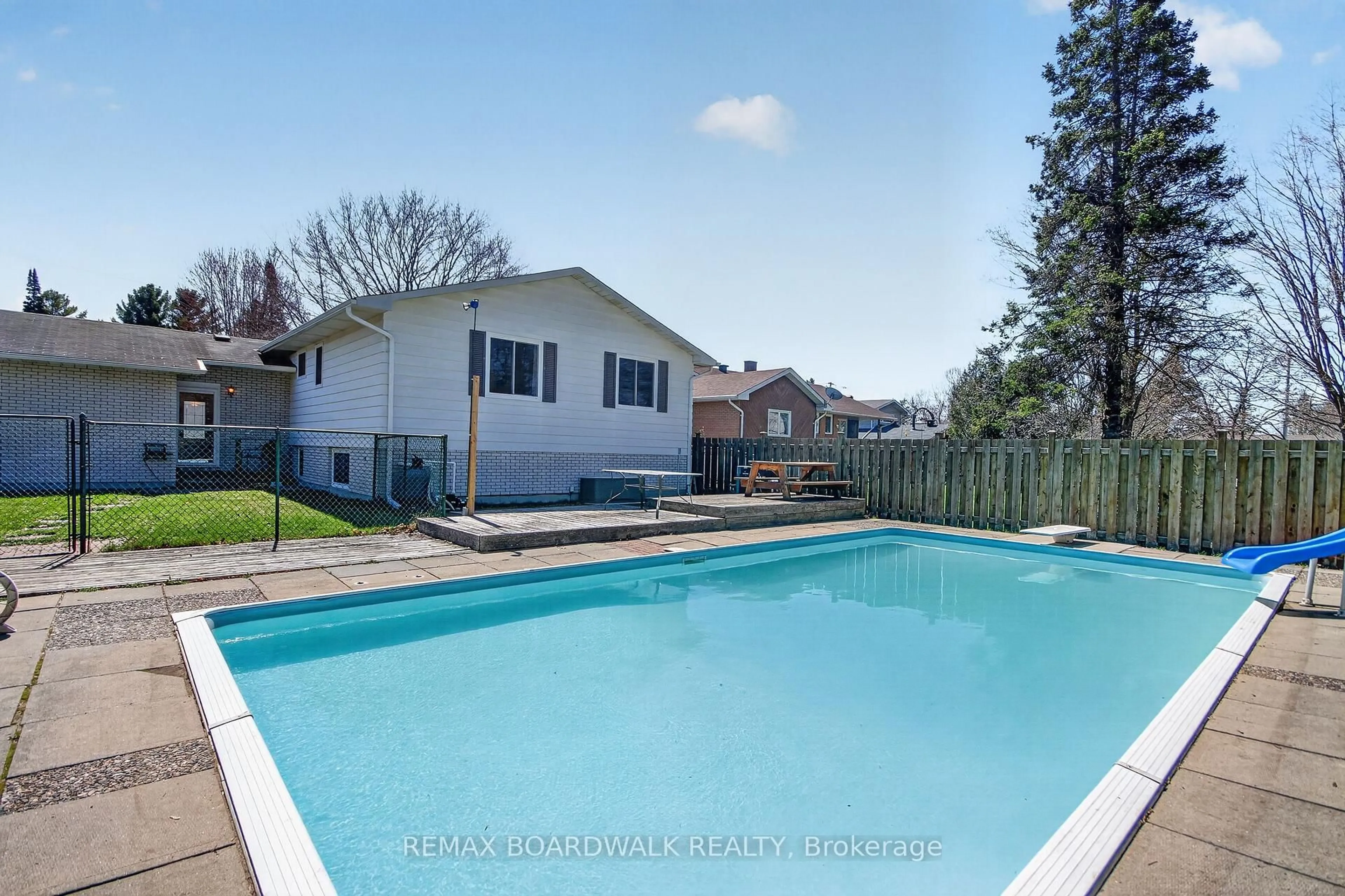 Pool for 103 Christopher Hamilton St, Richmond Ontario K0A 2Z0