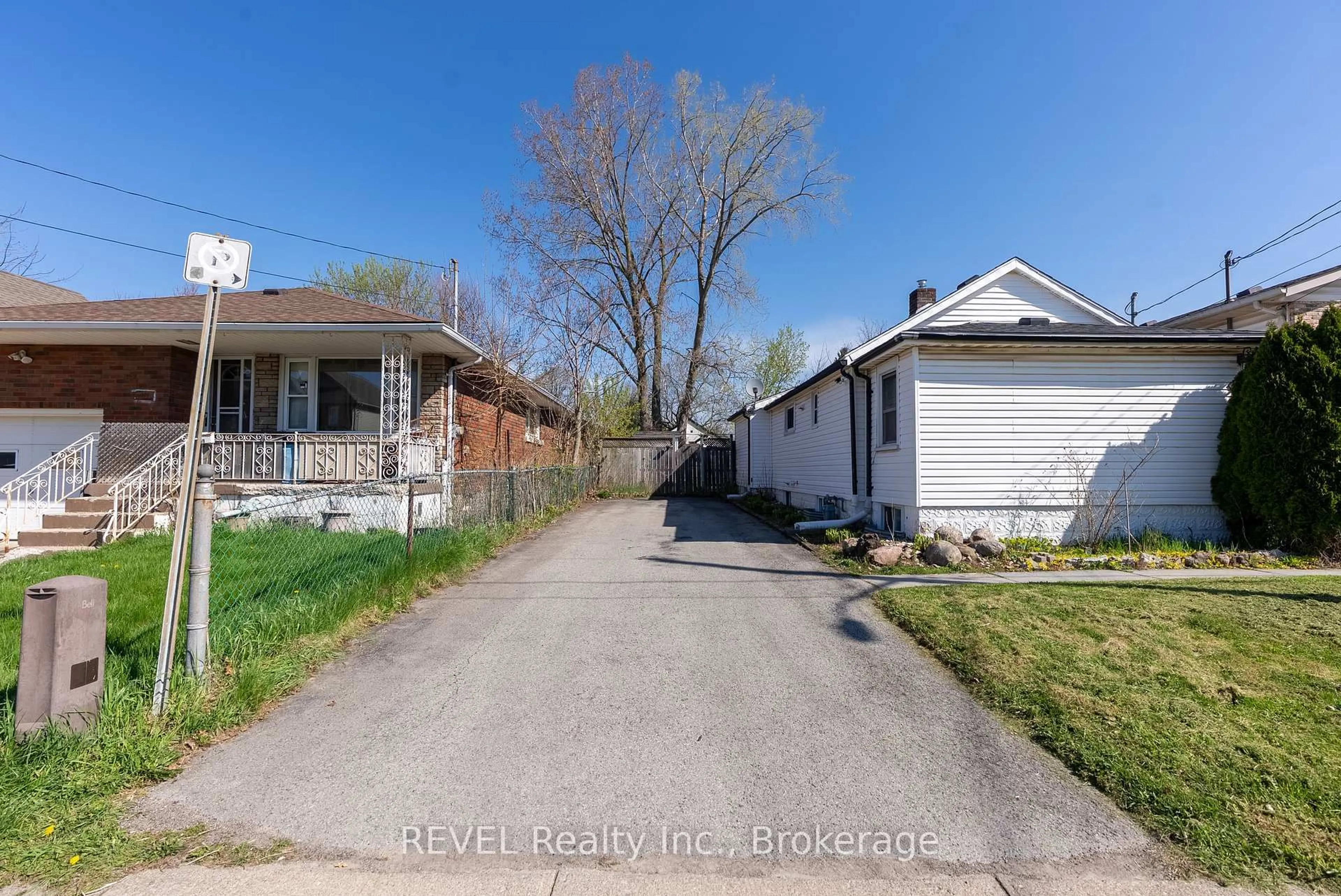 A pic from outside/outdoor area/front of a property/back of a property/a pic from drone, street for 6251 Ash St, Niagara Falls Ontario L2G 2H4