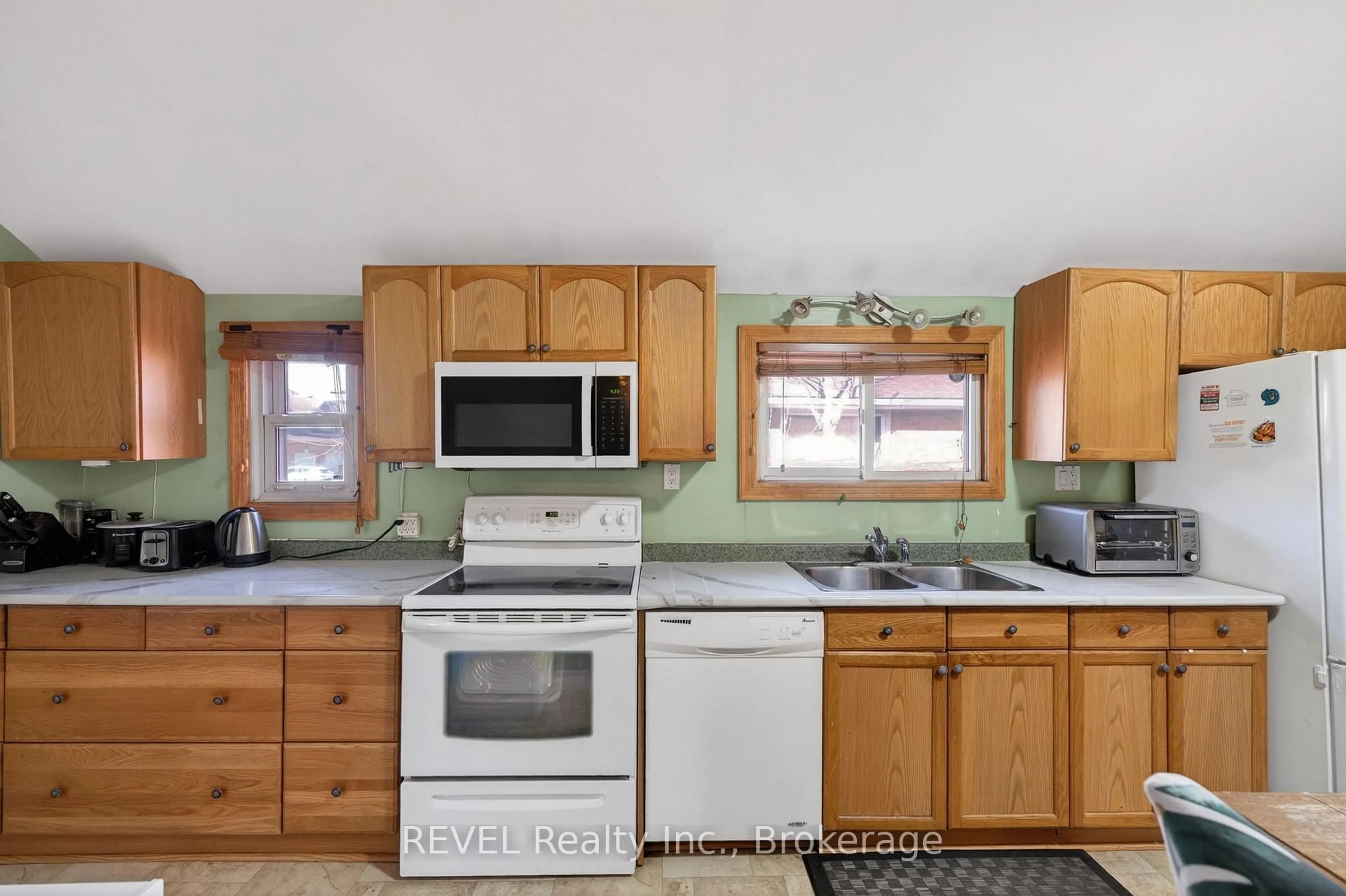 Standard kitchen, unknown for 6251 Ash St, Niagara Falls Ontario L2G 2H4