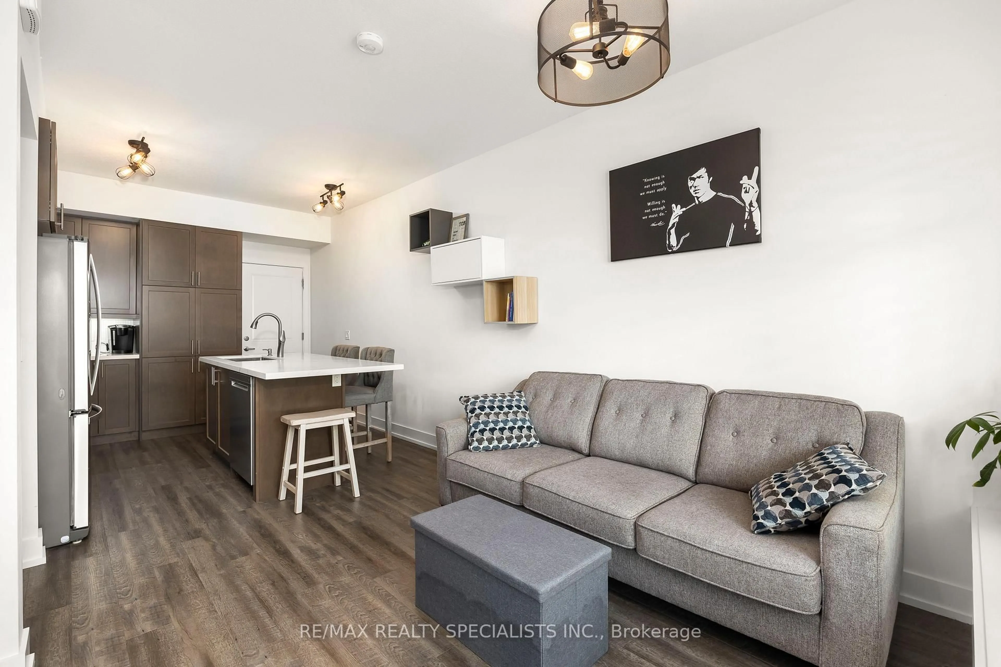 Living room with furniture, wood/laminate floor for 261 Skinner Rd #2, Hamilton Ontario L8B 1W6