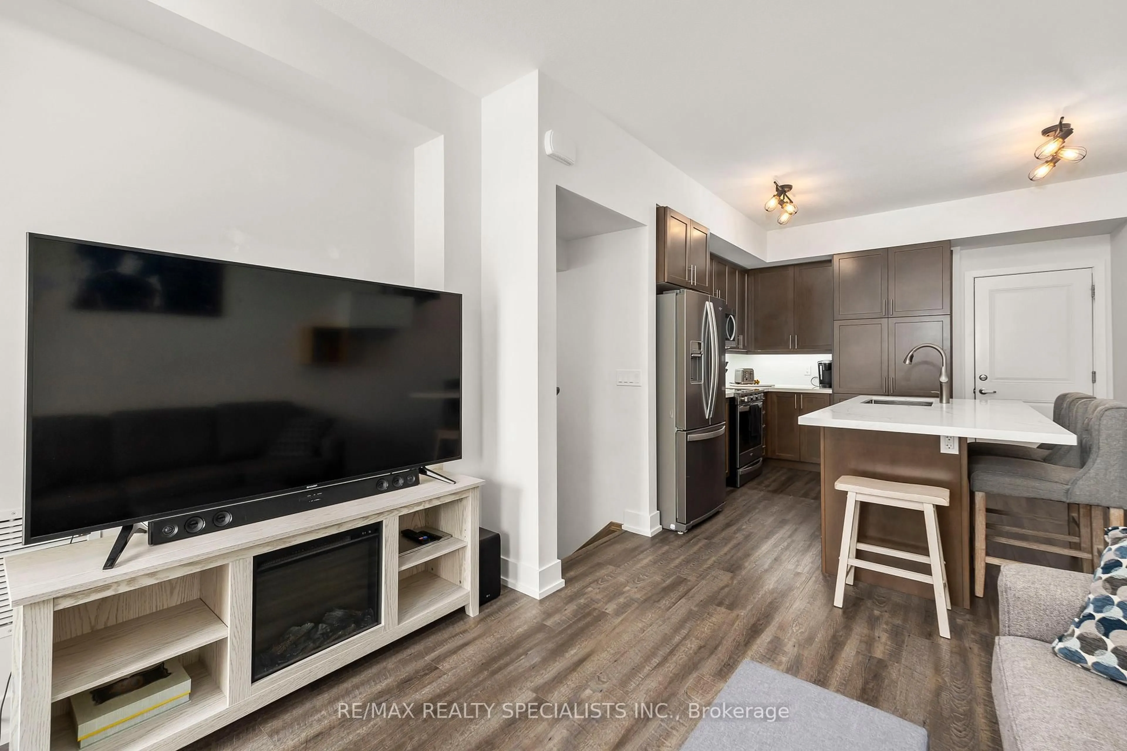 Open concept kitchen, unknown for 261 Skinner Rd #2, Hamilton Ontario L8B 1W6