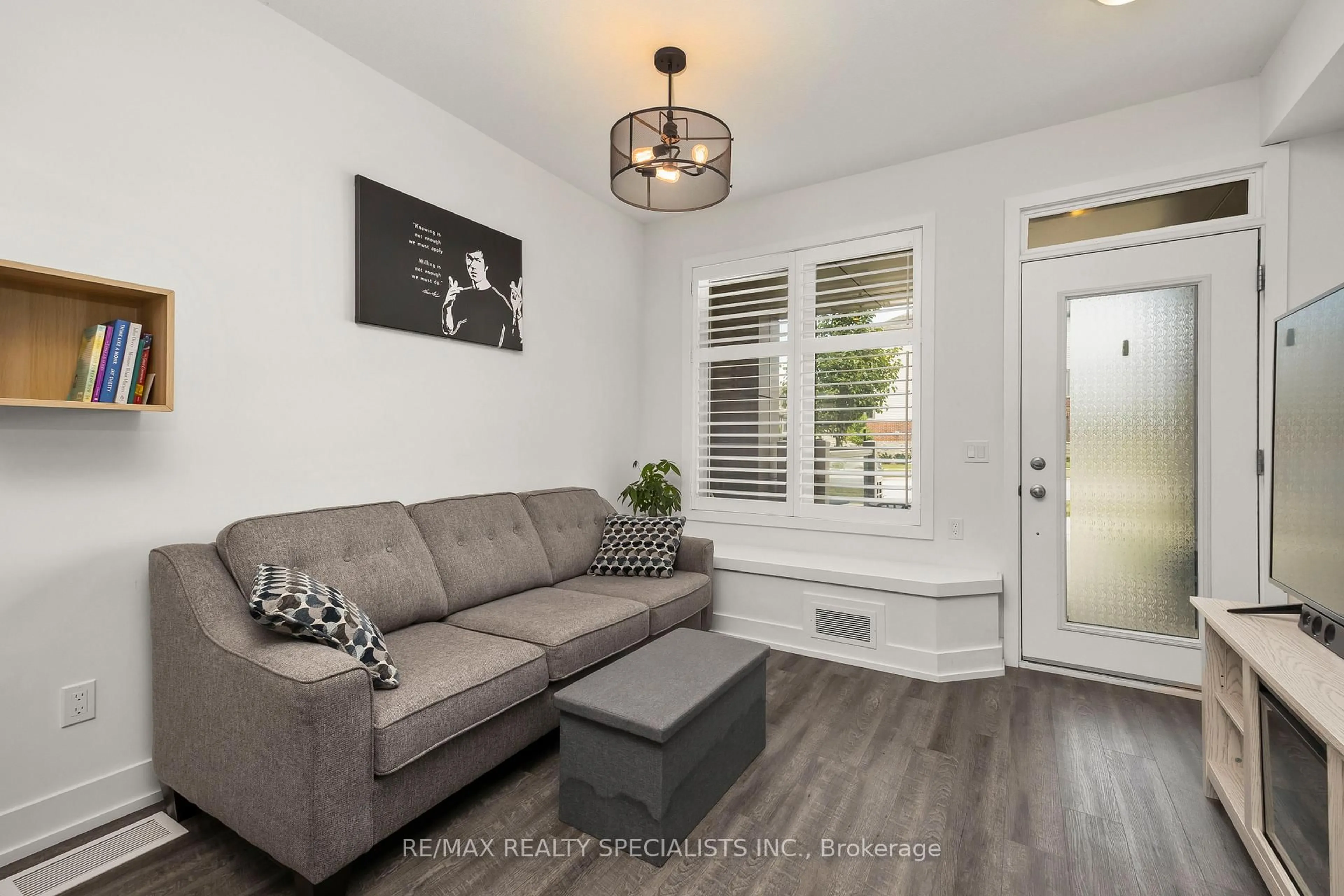 Living room with furniture, wood/laminate floor for 261 Skinner Rd #2, Hamilton Ontario L8B 1W6